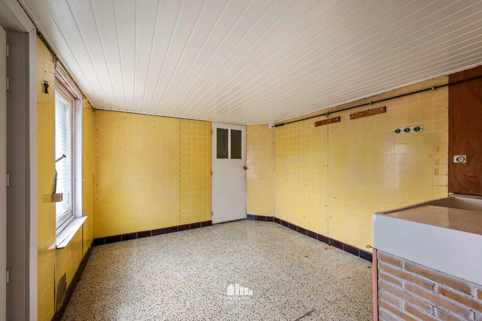 Te renoveren herenwoning met zonnige tuin en garage in hartje Ieper foto 10