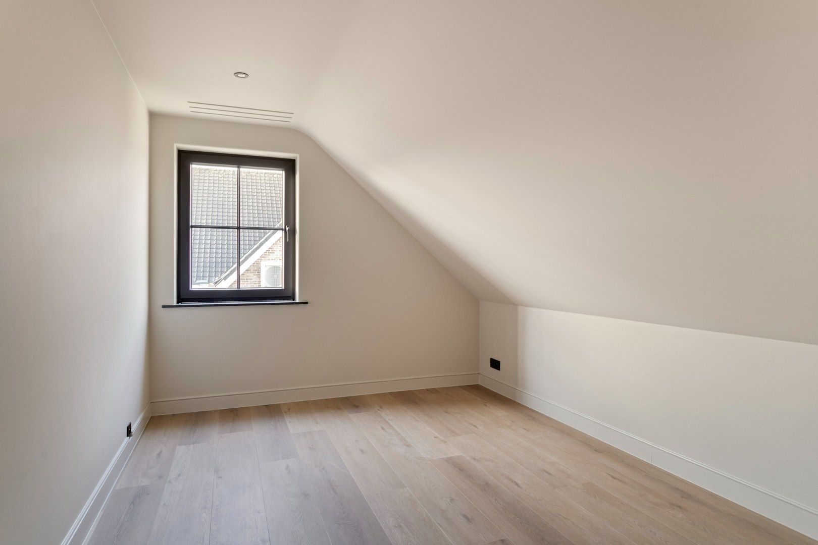 Compleet gerenoveerde villa met 3 slks, aangelegde tuin in een doodlopende straat. foto 13