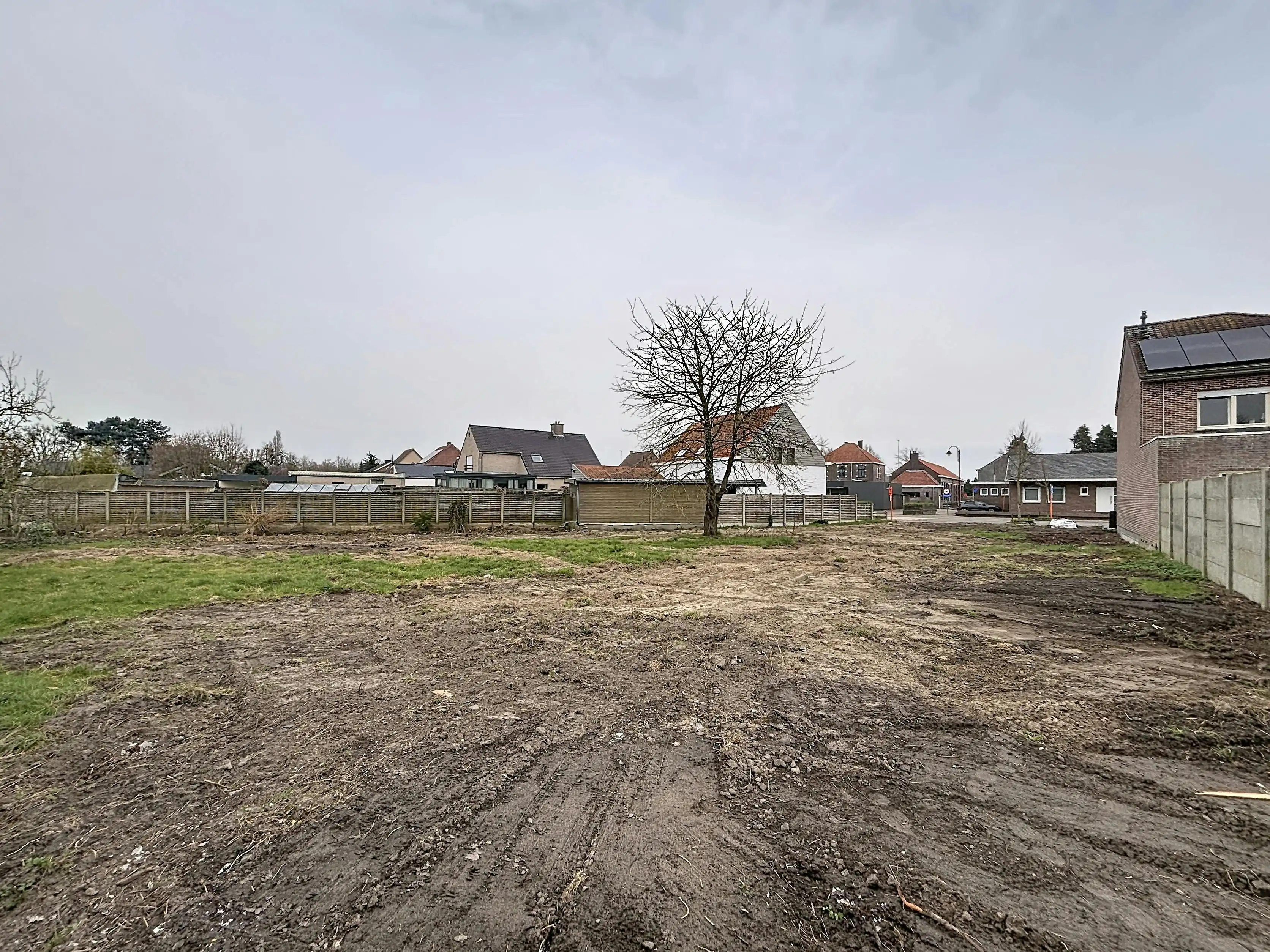 Residentieel gelegen bouwgrond (950m²) voor halfopen bebouwing in Aalter foto {{pictureIndex}}