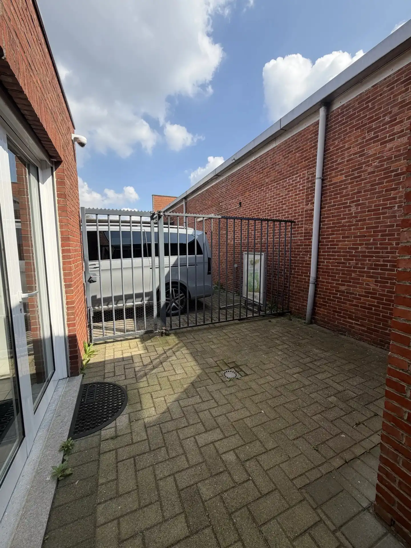 Ruim handelspand op toplocatie in Koersel centrum foto 21