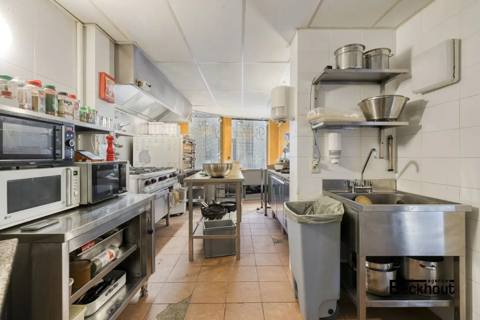 Commercieel pand met woonst op topligging in centrum Oostende! foto 7