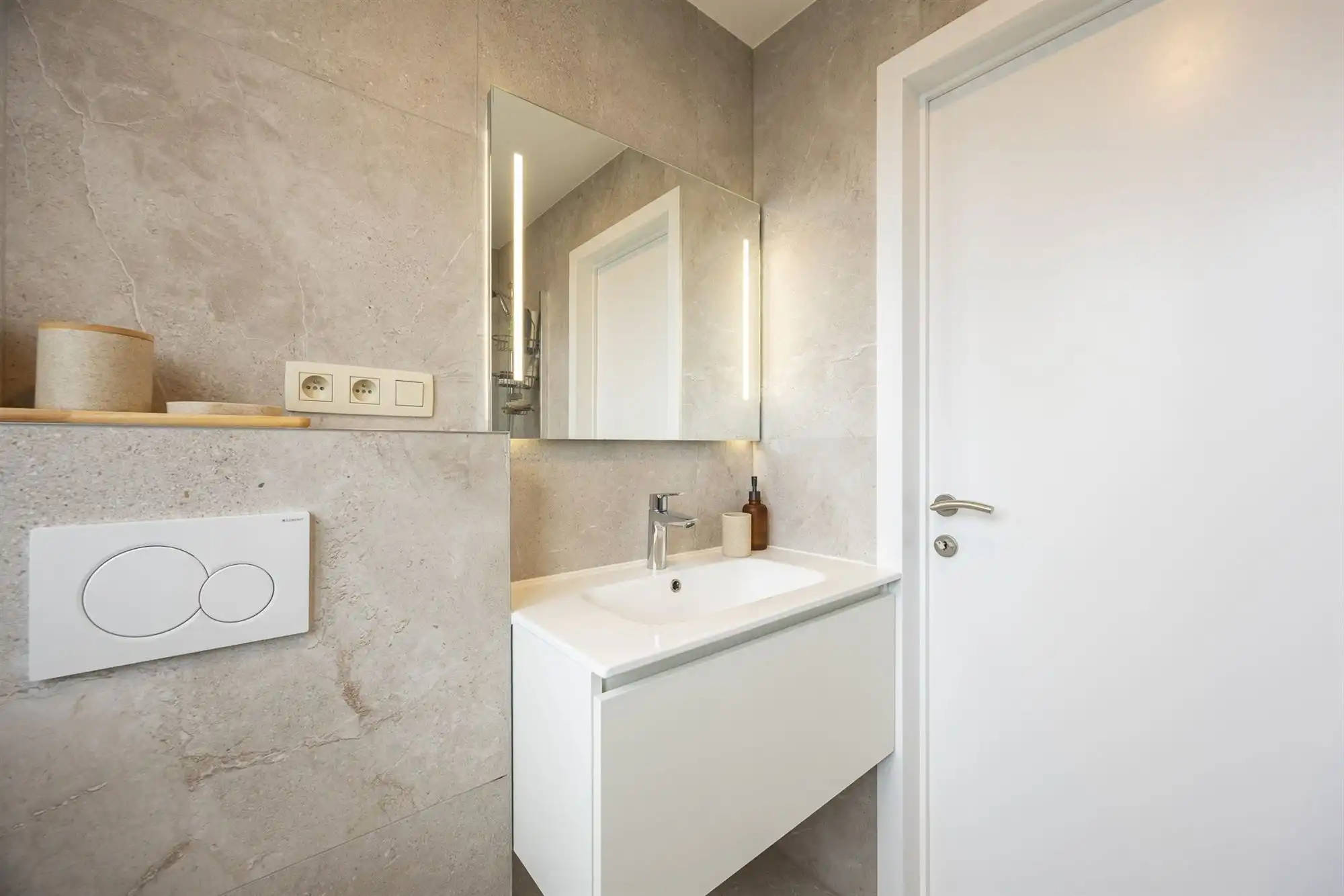 Instapklaar huis met drie slaapkamers en tuin  foto 23