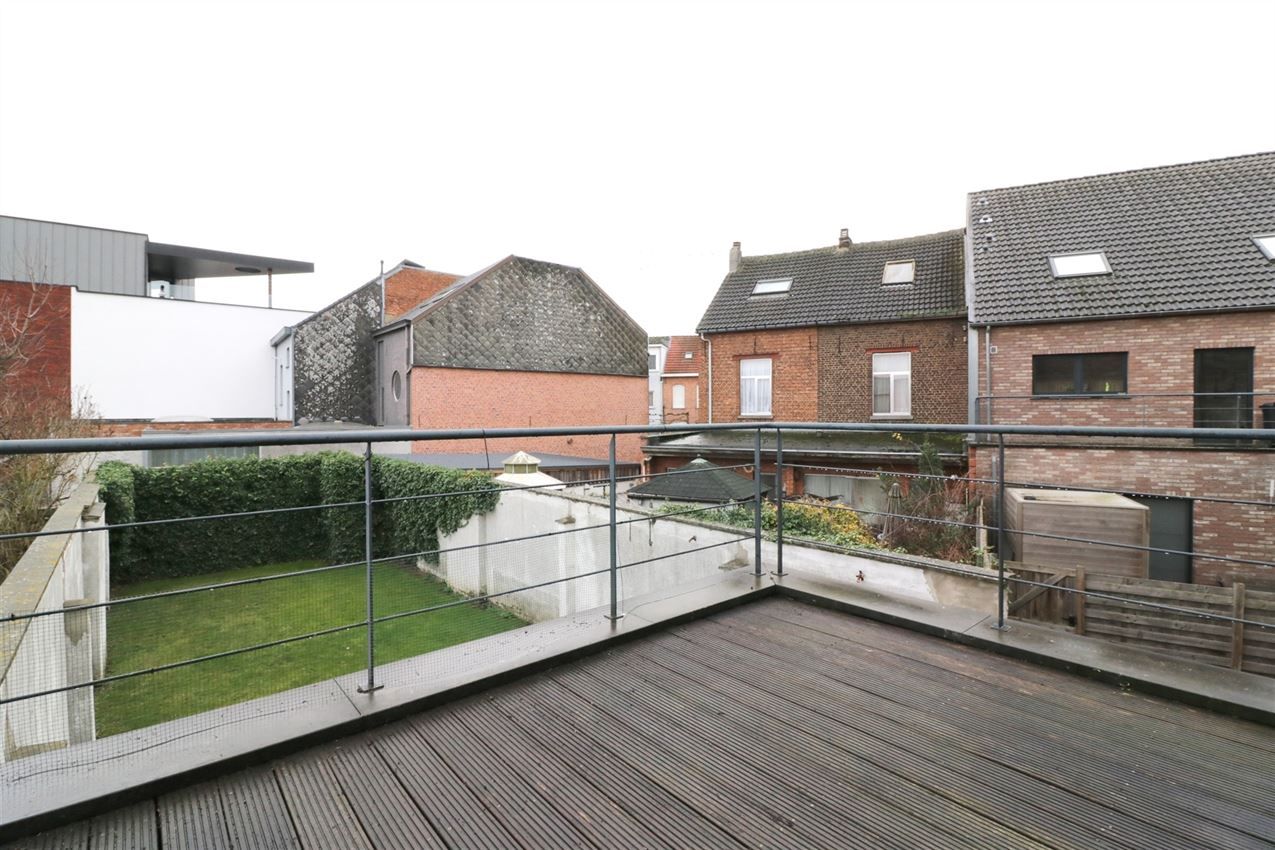 Duplex-appartement met 2 slpk., terras, autostaanplaats in centrum foto 5