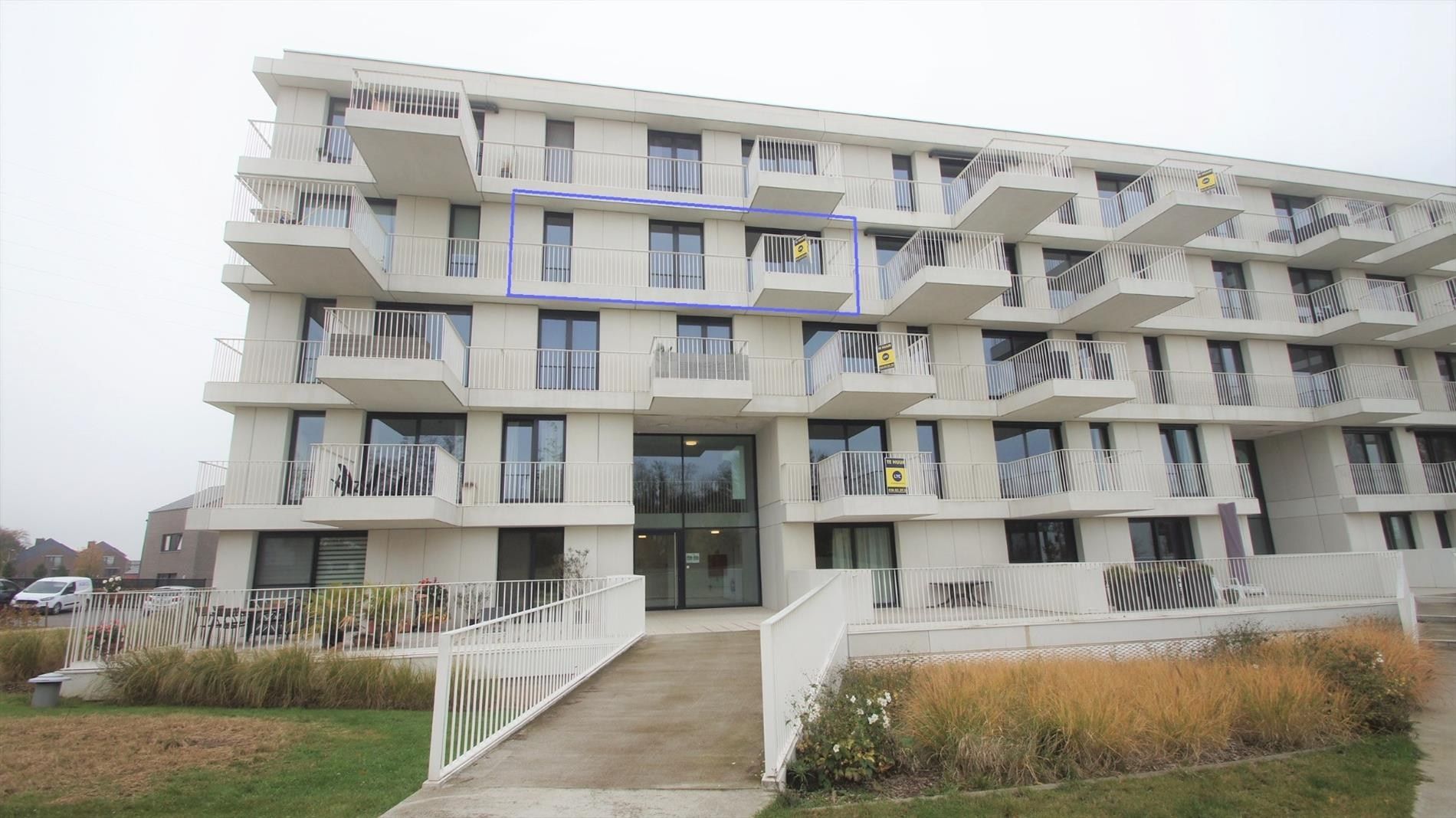 Ruim en recent 2 slpks-app. met terras en autostaanplaats foto {{pictureIndex}}