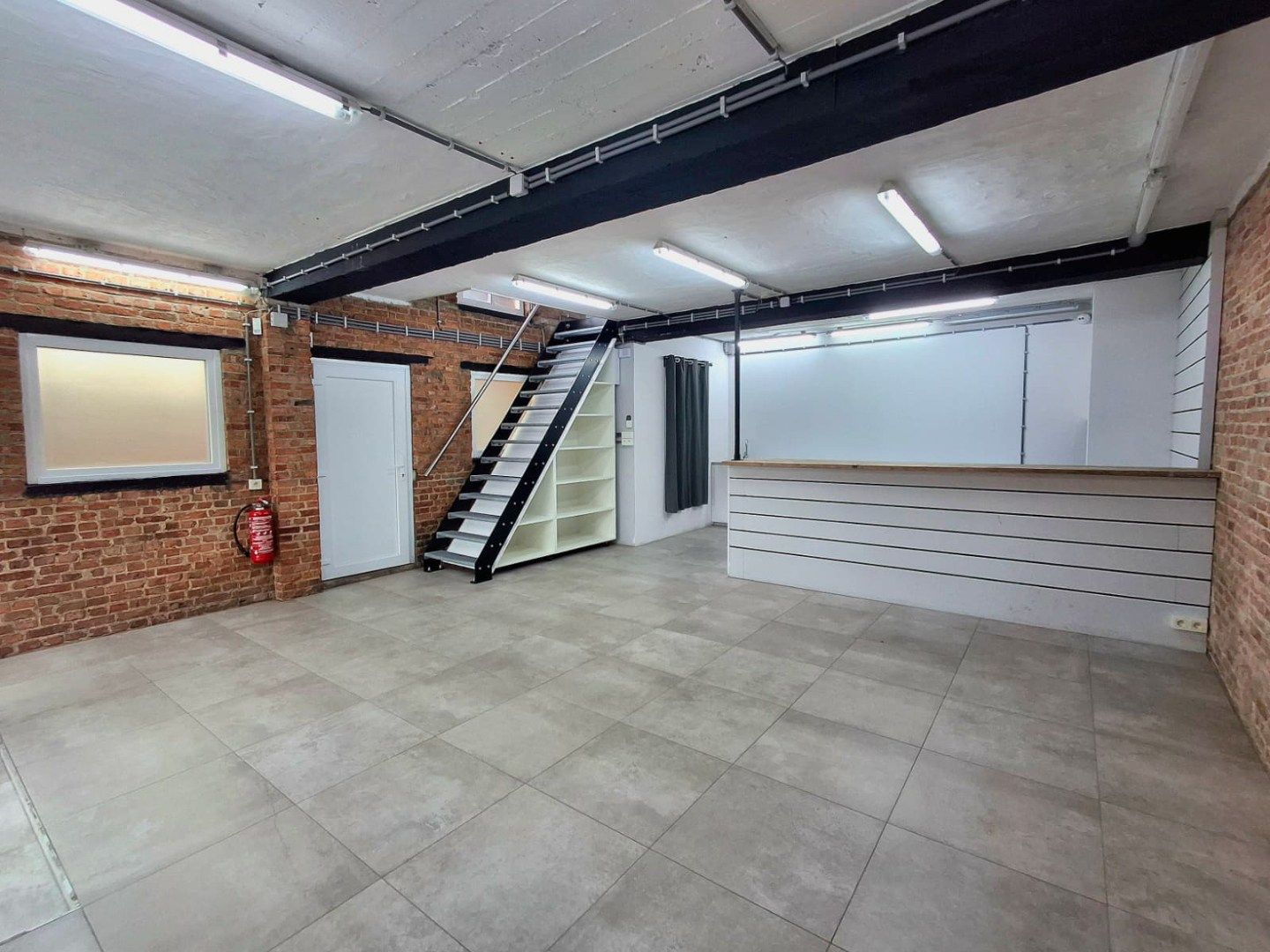 VEELZIJDIG HANDELSPAND IN HET CENTRUM VAN RUISELEDE foto 2