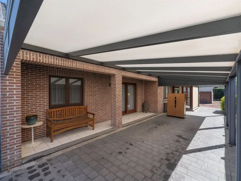 Zeer goed onderhouden vrijstaande woning met veranda en carport foto 5