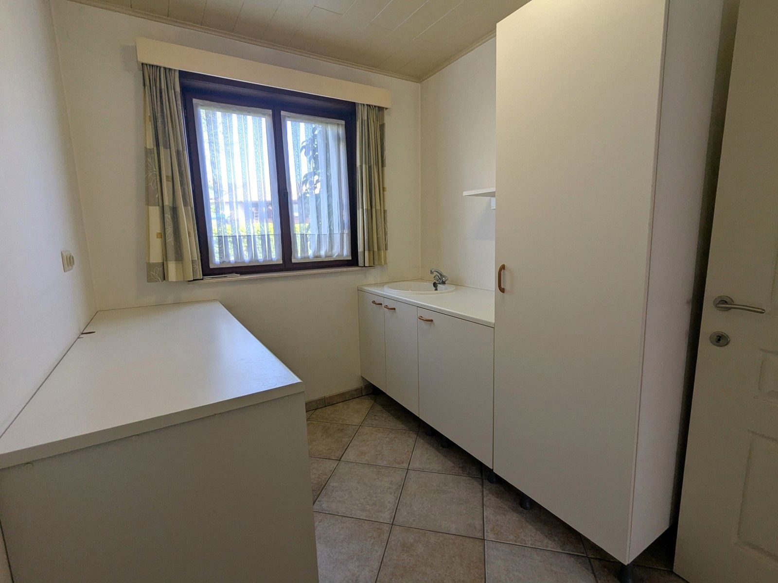 Ruime hoeve met mooie tuin + veel parking in rustig straatje foto 13