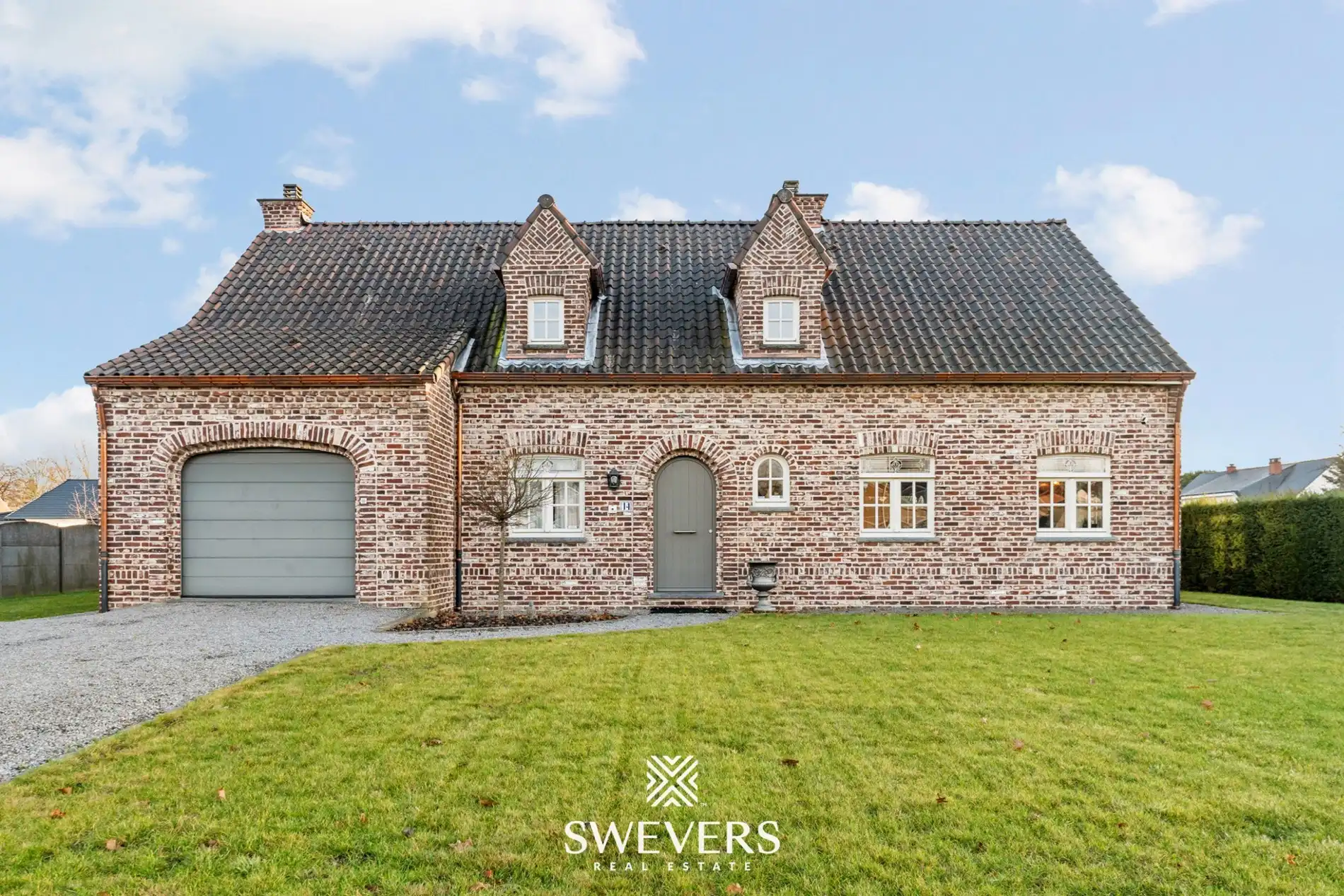 Ruime open bebouwing met 4 slaapkamers en zonnige tuin in Houthalen foto {{pictureIndex}}