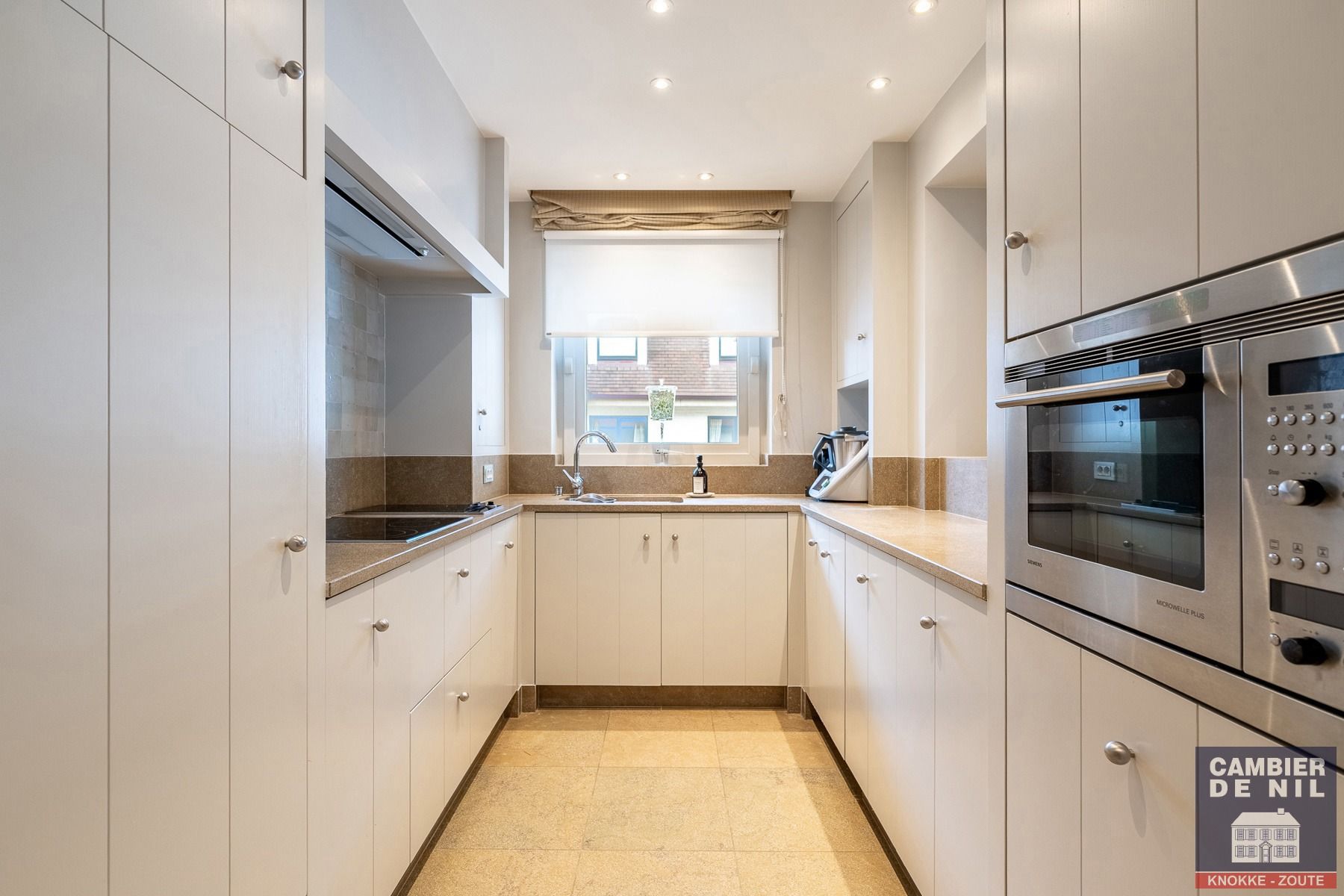 Ruim (155 m²) gemeubeld 3 SK appartement in hartje Zoute foto 3