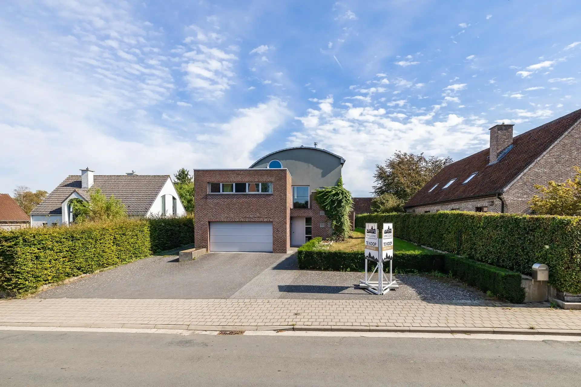 Karaktervolle architectenwoning op een perceel van ruim 25 are met diepe, oostgerichte tuin foto 3