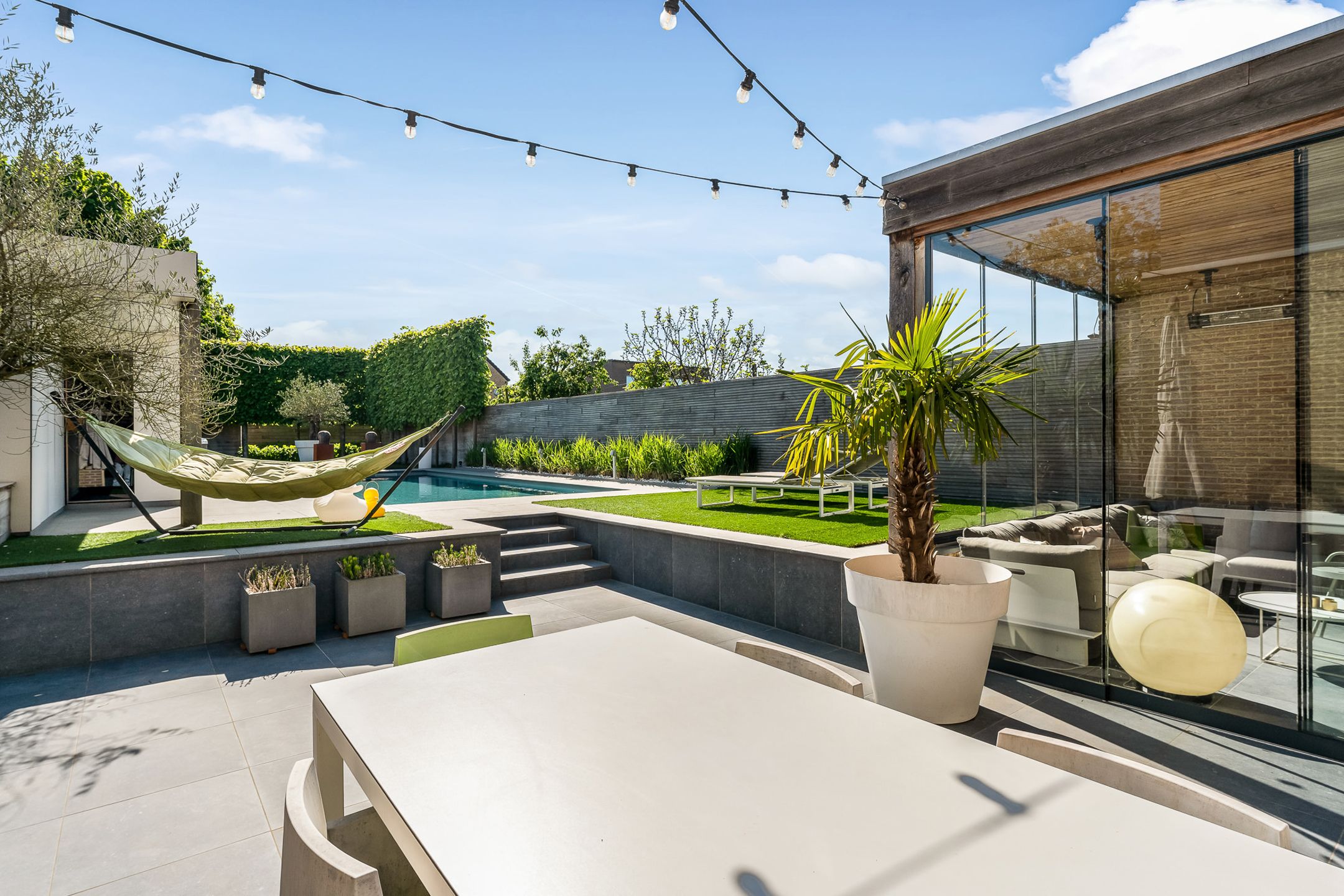 Exclusieve woning met zwembad en elegante tuin foto 2