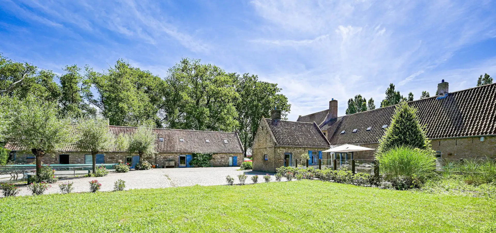 De Rozeblomme, 16e eeuwse abdijhoeve met vergunning voor luxueuse B & B in bijgebouw, circa 2,5 ha foto 2