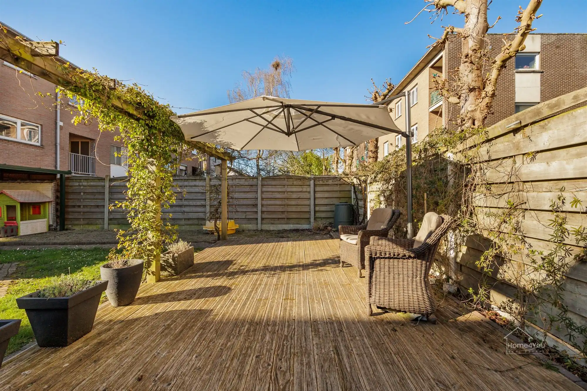 Ruime gezinswoning met 5 slaapkamers en tuin foto 4