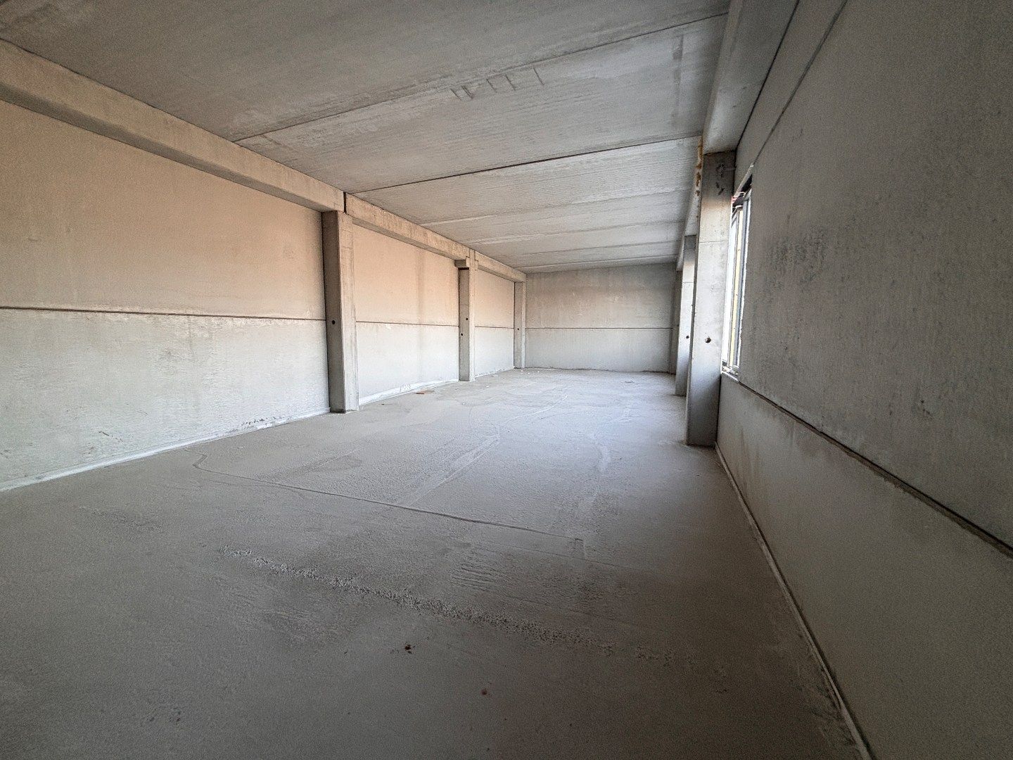 Logistieke bedrijfshal - 6834 m² & 350m² kantoren - met mogelijkheid tot 1200 m² extra kantoren. Superligging! foto 7