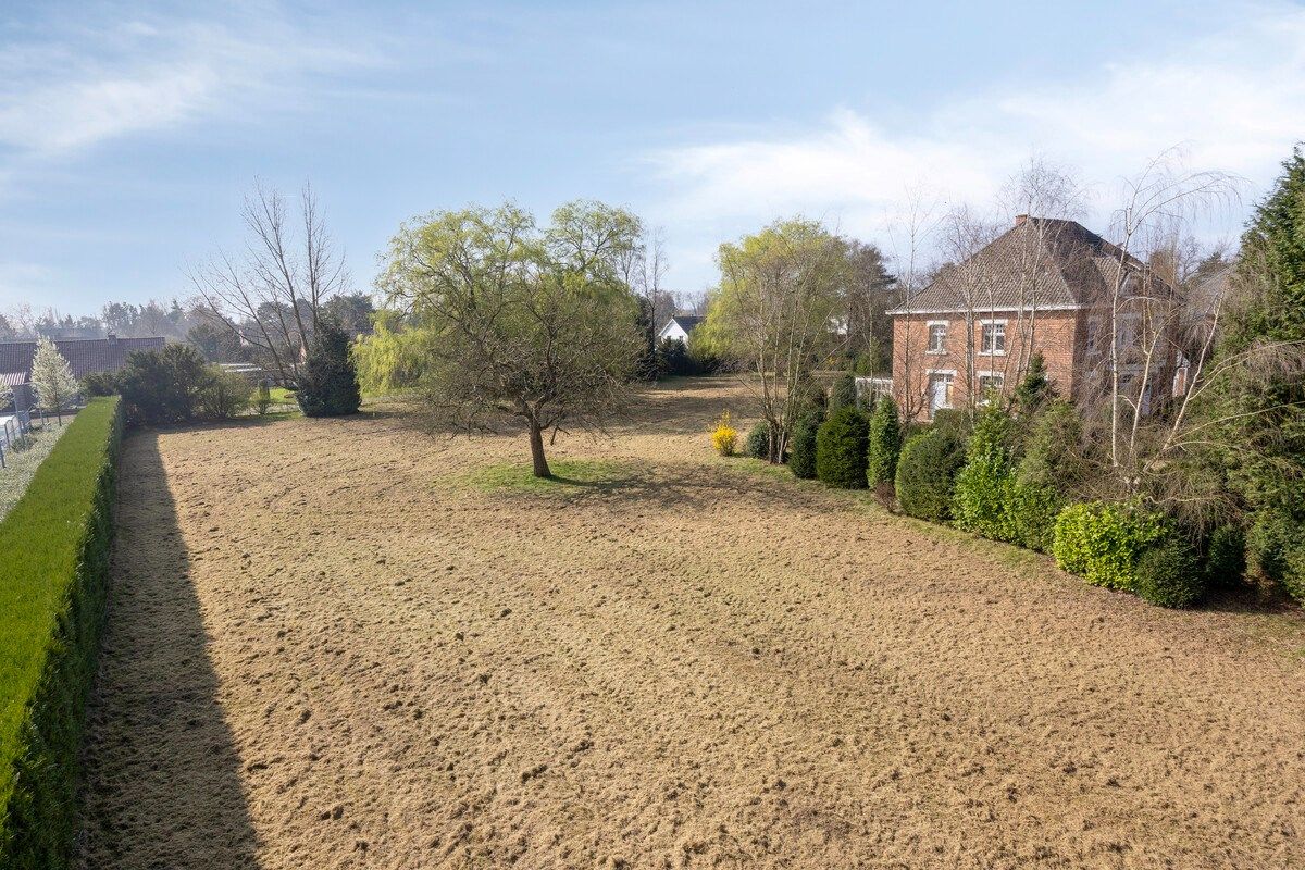 Te renoveren karaktervolle herenwoning op een prachtig perceel van 56 are. foto 3
