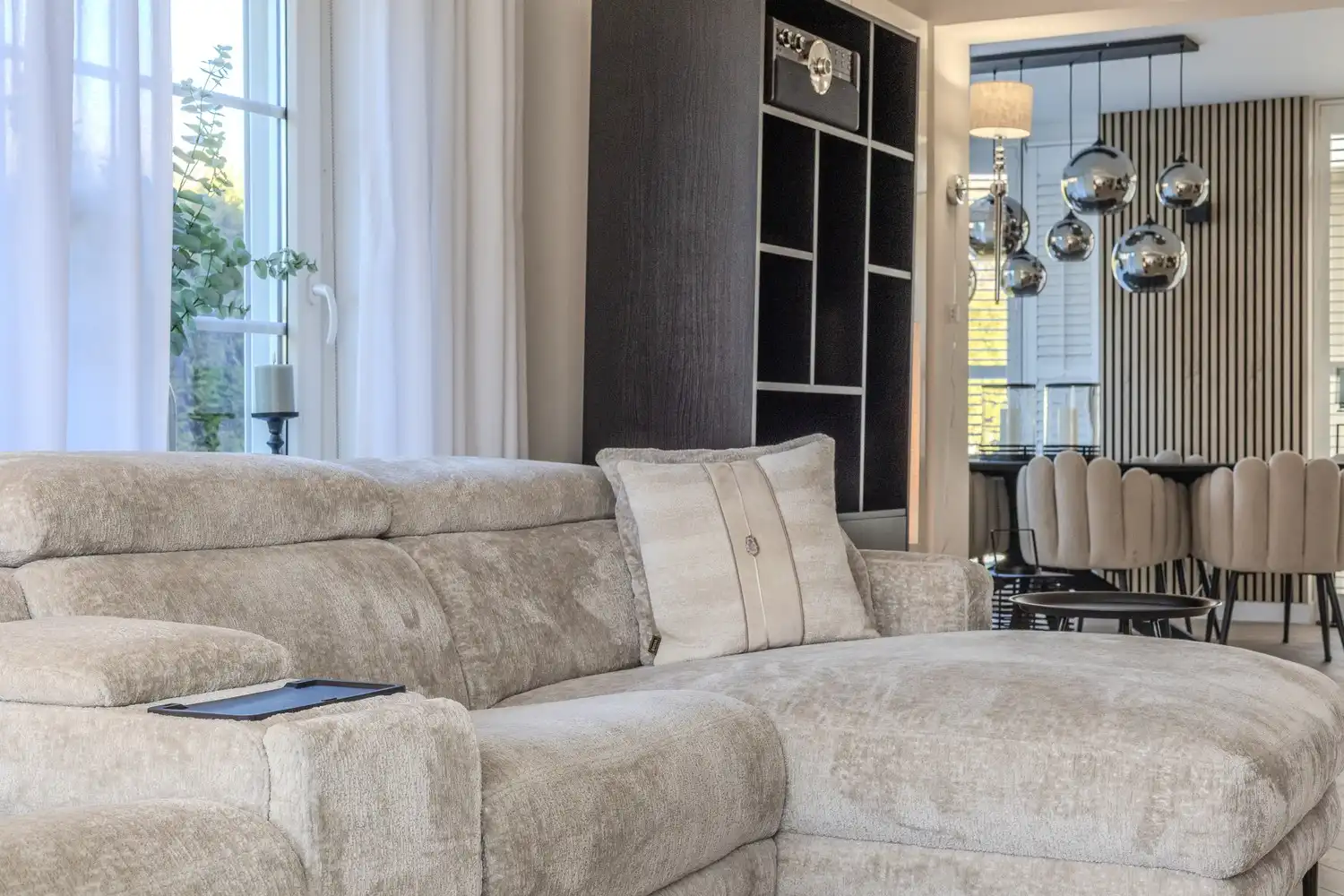 Stijlvolle, instapklare woning met vier slaapkamers, twee badkamers en verwarmd zwembad te koop in Lanaken foto 9