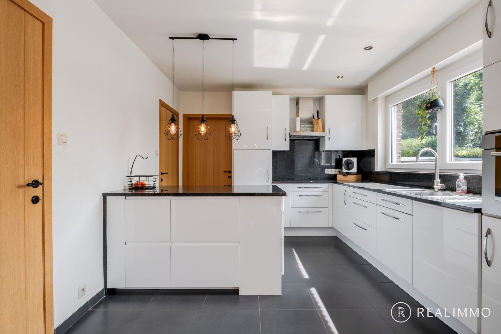 Instapklare, gerenoveerde gezinswoning met 4 slaapkamers foto 9