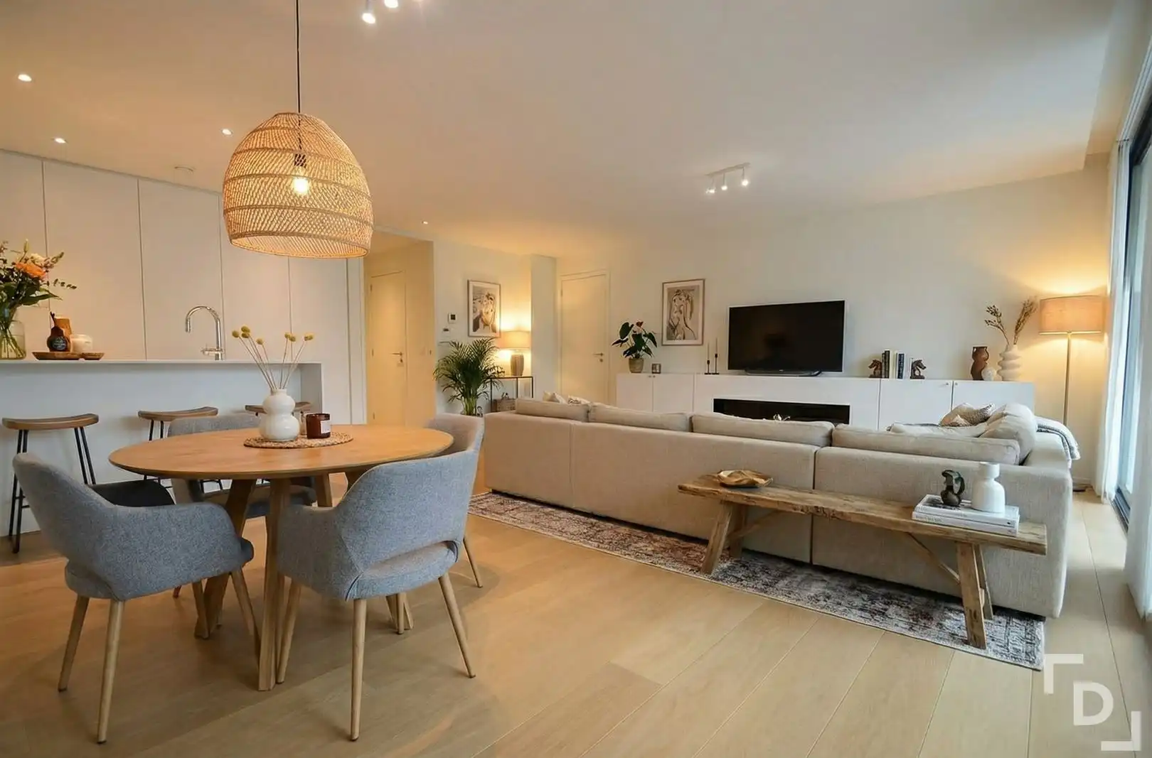 Prachtig afgewerkt appartement op de Grote Markt in Poperinge. foto {{pictureIndex}}