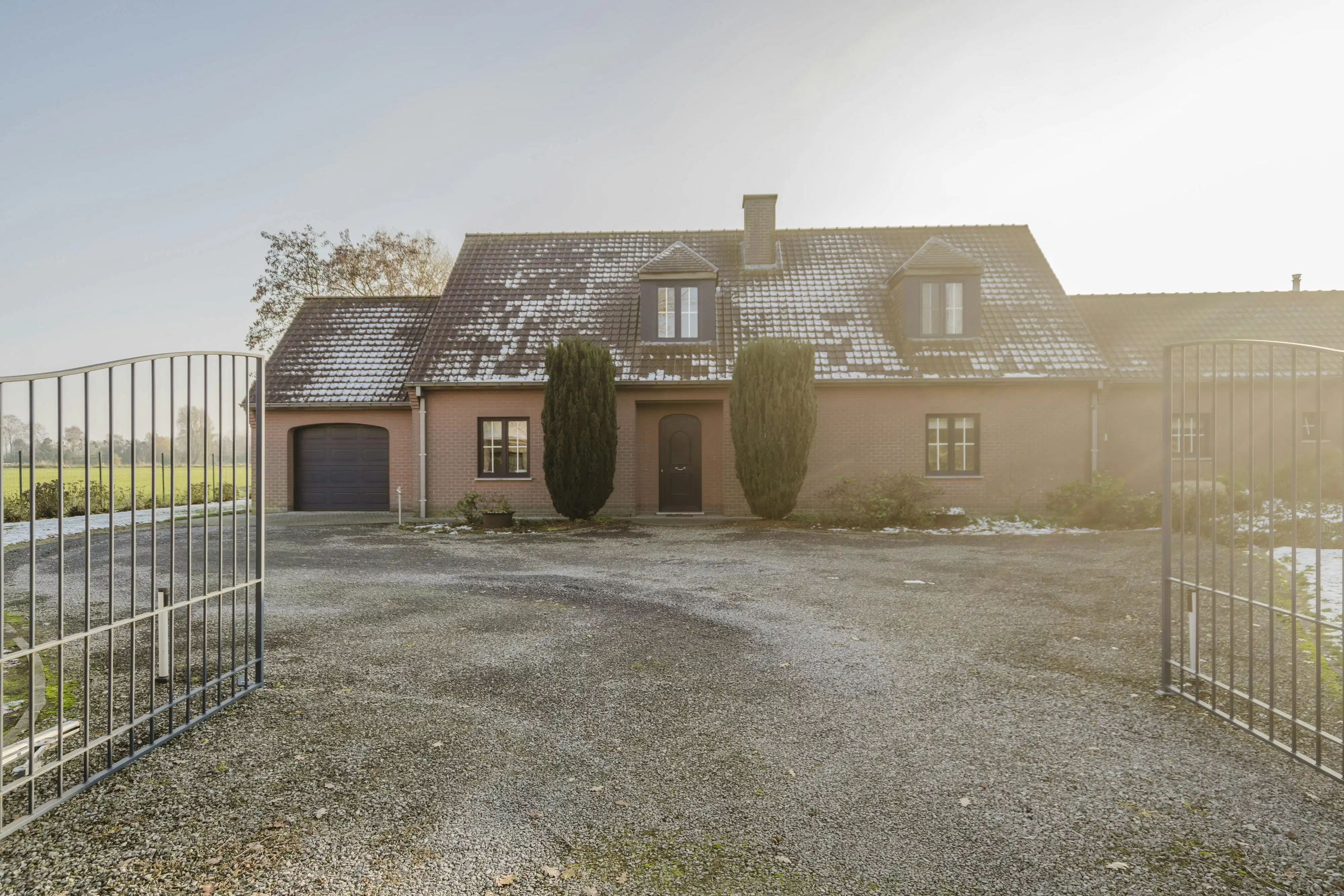 Villa met stallingen te koop op een ruim perceel van  10.026m² foto 2