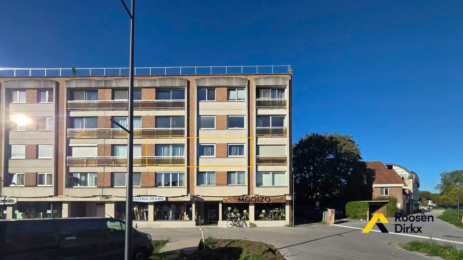 Verzorgd tweeslaapkamerappartement met parkeerplaats in centrum Bree. foto 2