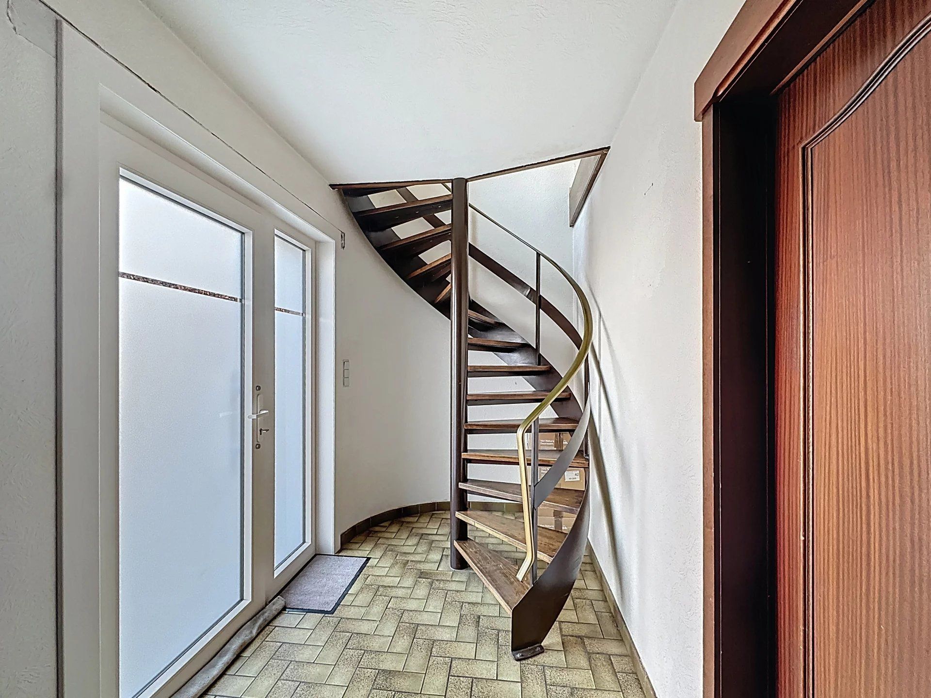 Recent gerenoveerde woning met 3 ruime slaapkamers en kleine tuin vlakbij het centrum. foto 2