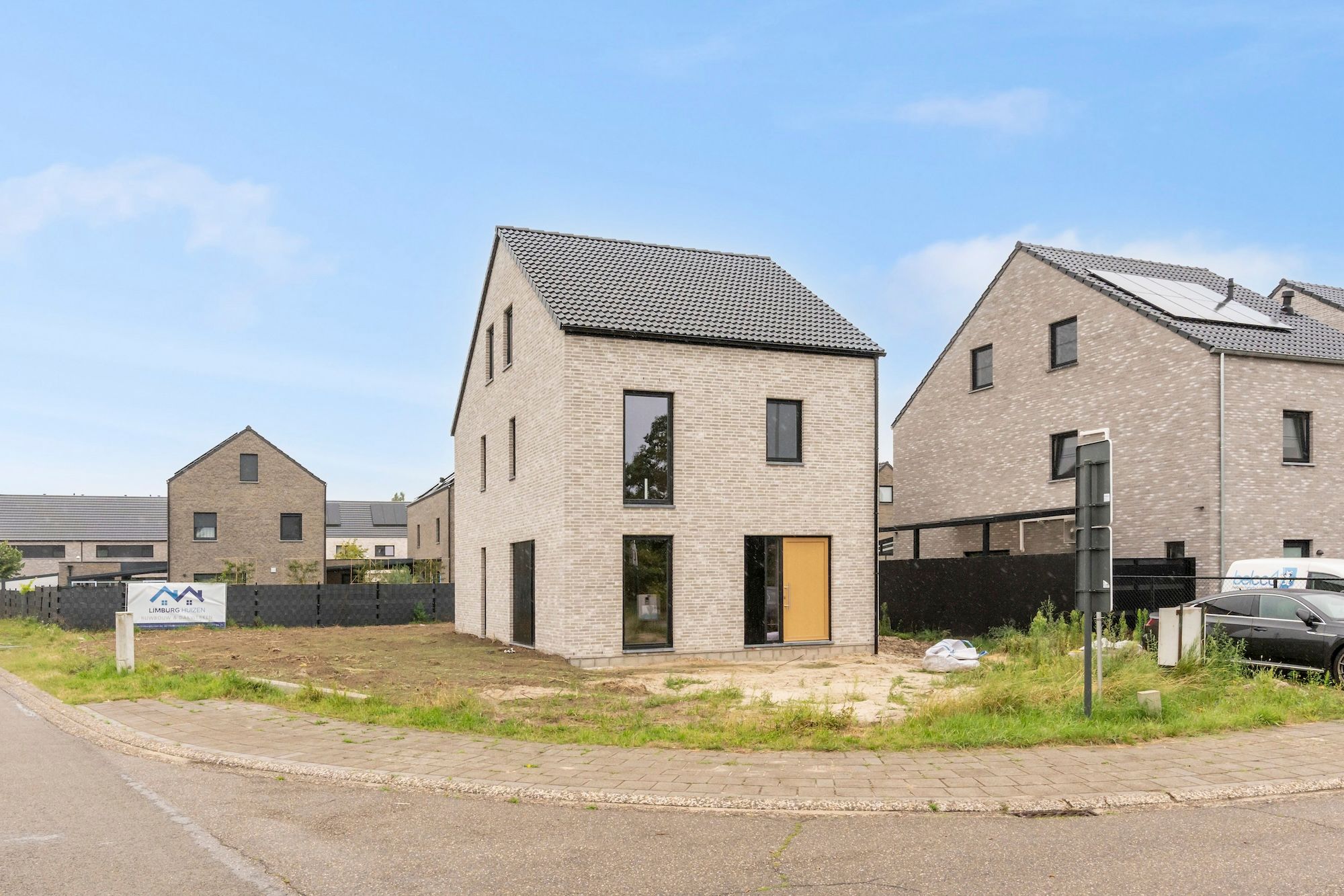 IDEALIS VASTGOED - ROYALE CASCO-WONING MET EEN HEERLIJK LICHTRIJKE WOONKAMER MET OPEN KEUKEN EN AANSLUITEND DE BERGPLAATS, 3 SLAAPKAMERS (MEER MOGELIJK), EEN RUIME BADKAMER EN RUIME 2DE VERDIEPING OP KNAP HOEKPERCEEL VAN +- 5A 54CA! foto 3