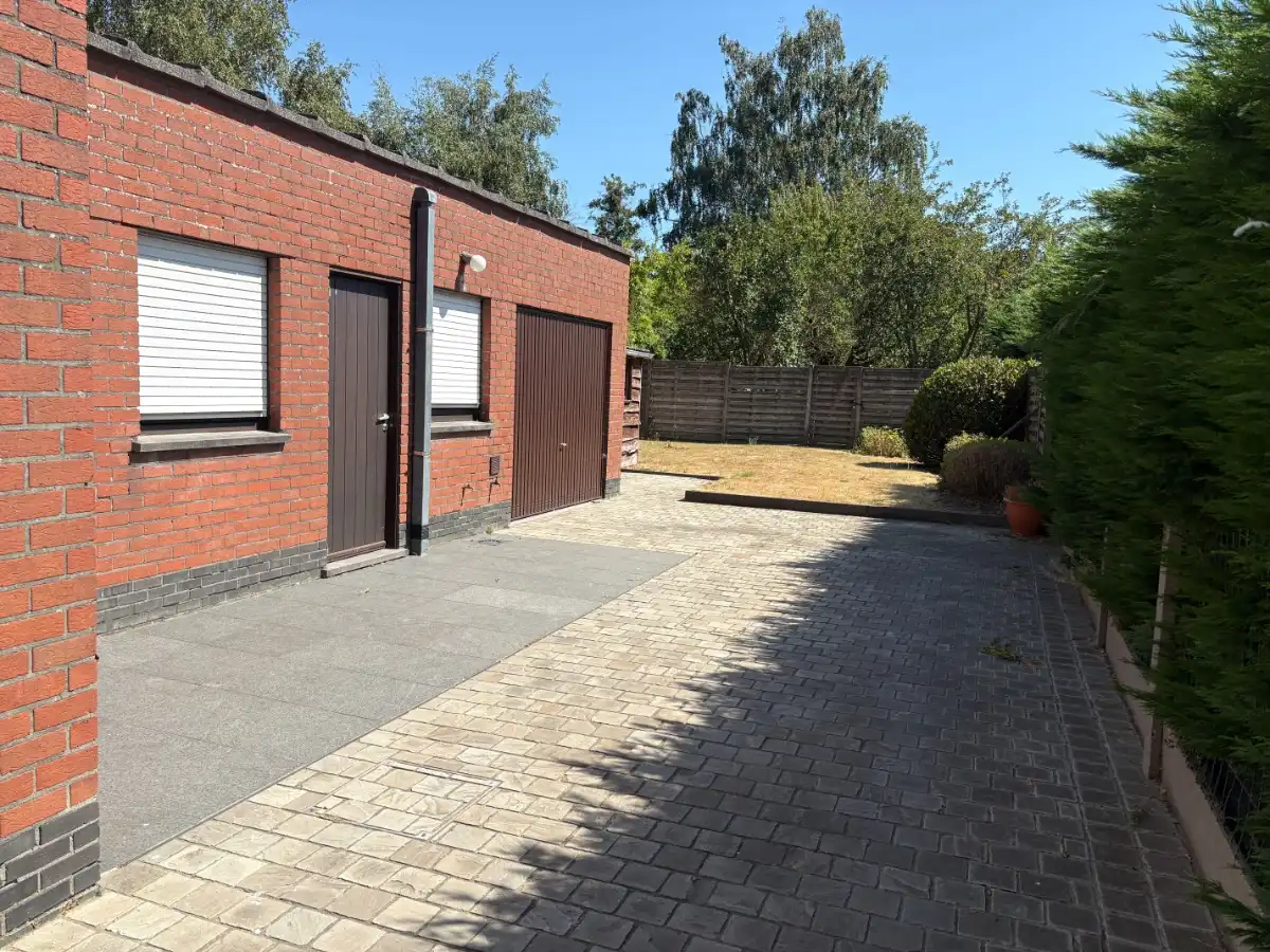 EENGEZINSWONING + garage & grote tuin foto 6