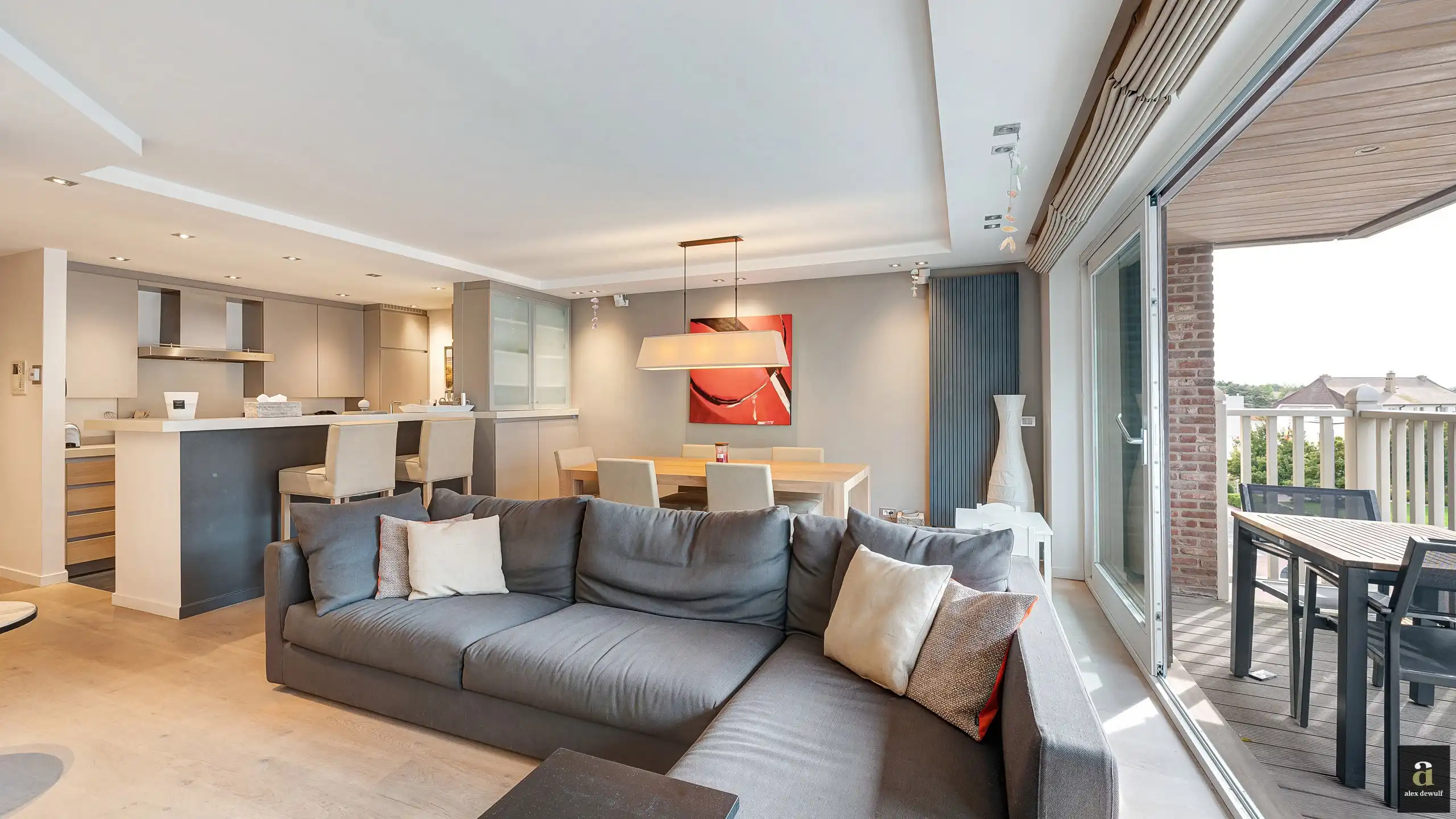 Aangenaam lichtrijk appartement met drie slaapkamers en westgericht terras. foto {{pictureIndex}}