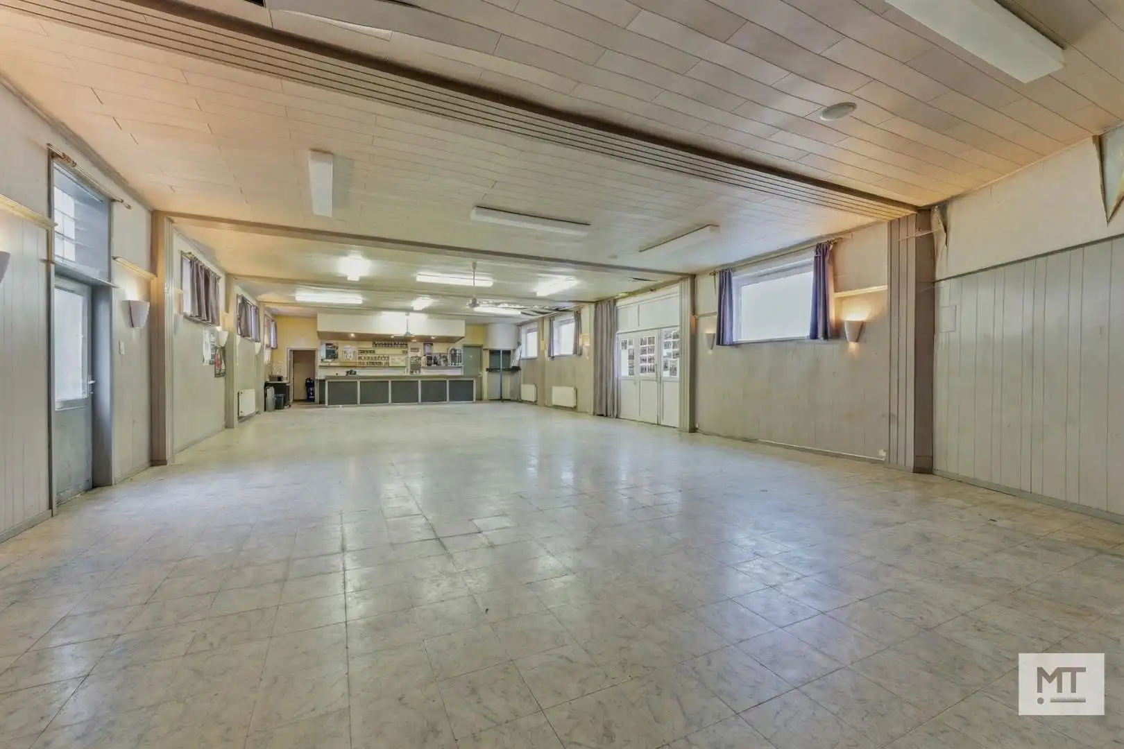 Bijzonder ruim gebouw met magazijn in de dorpskern van Zandvoorde (Zonnebeke) foto 18