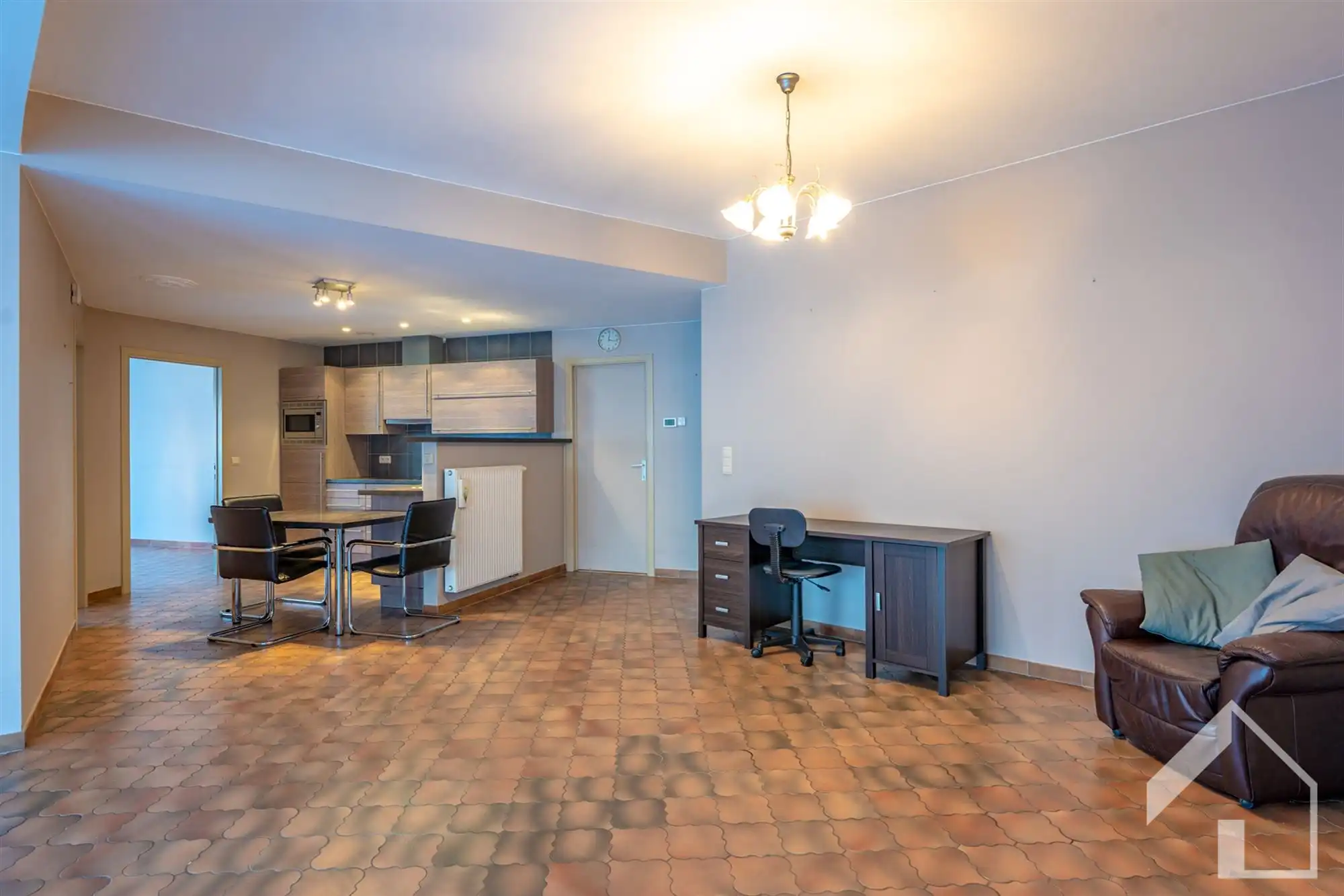 Ruim gelijkvloers appartement met garage en oprit foto 6