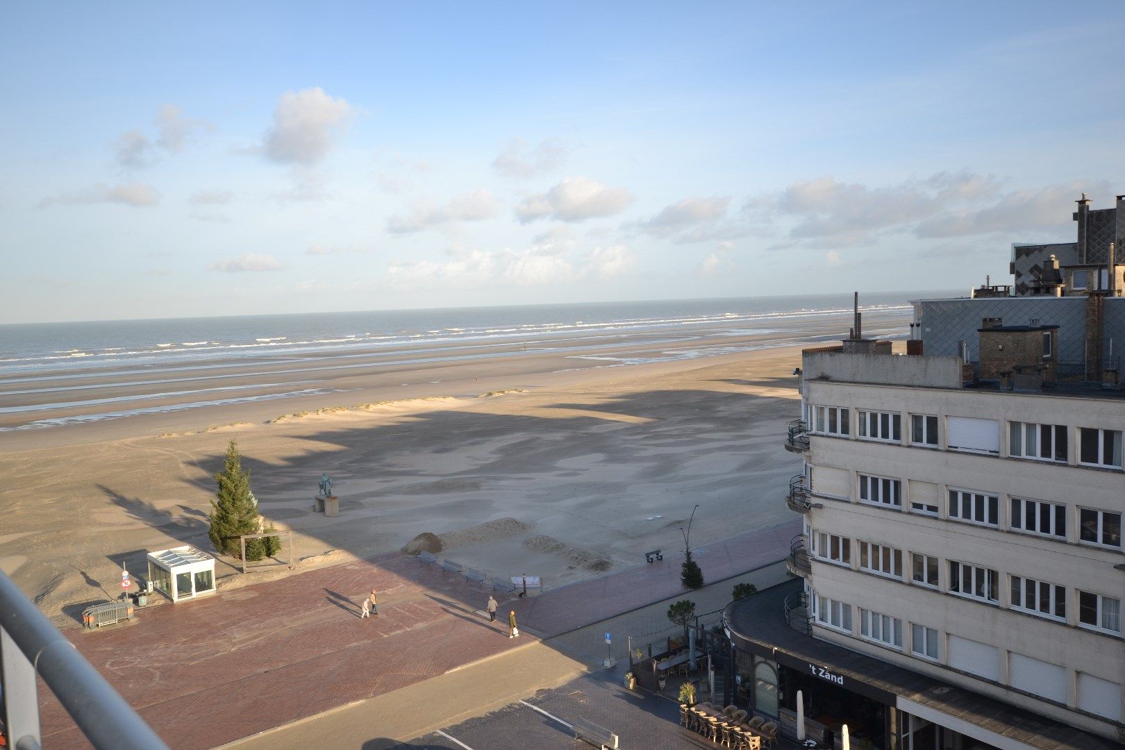 Appartement met 3 slaapkamers en lateraal zeezicht te Oostduinkerke foto {{pictureIndex}}