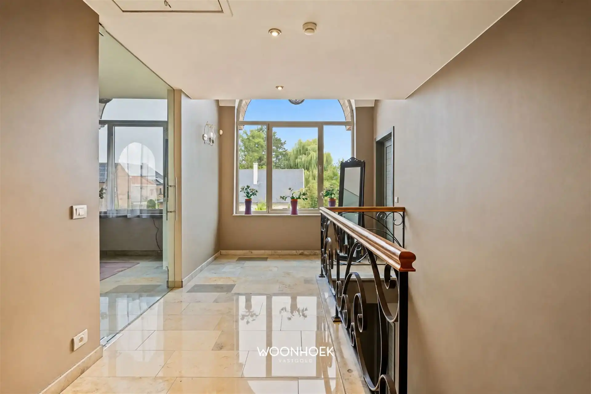 Exclusieve villa met panoramisch uitzicht en magazijn.  foto 30