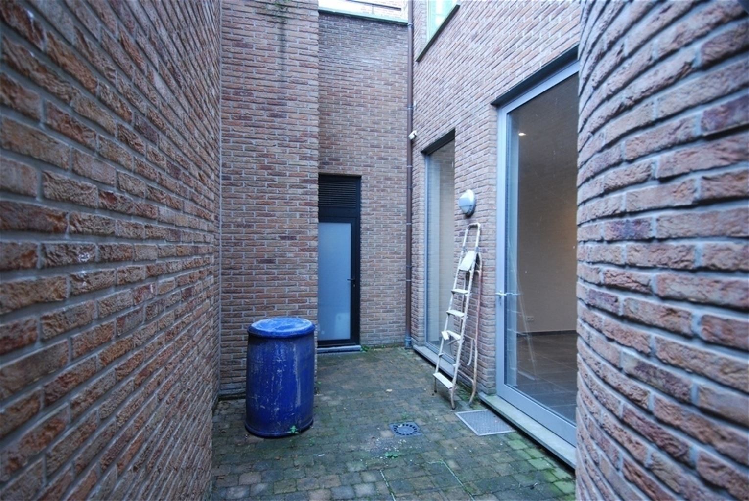 Gelijkvloers appartement met 2 slaapkamers en binnenkoer, gelegen in het centrum van Maaseik, vlak aan de markt. foto 12