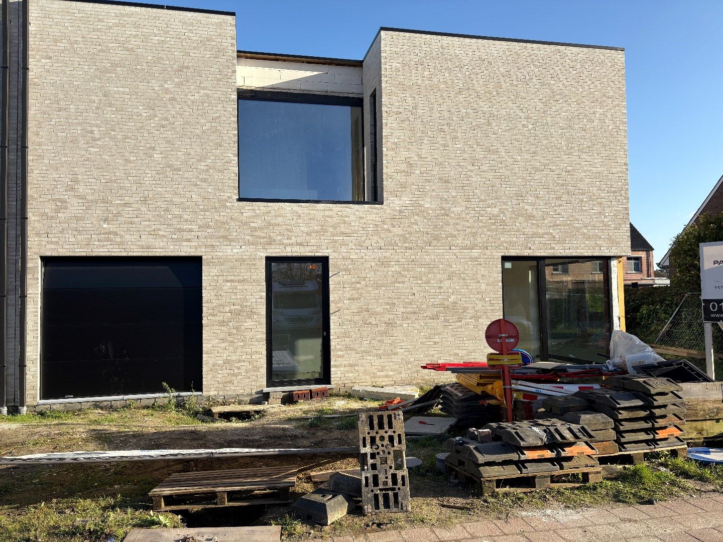 een moderne  nieuwbouw 3-gevel woning op en met grond foto 22