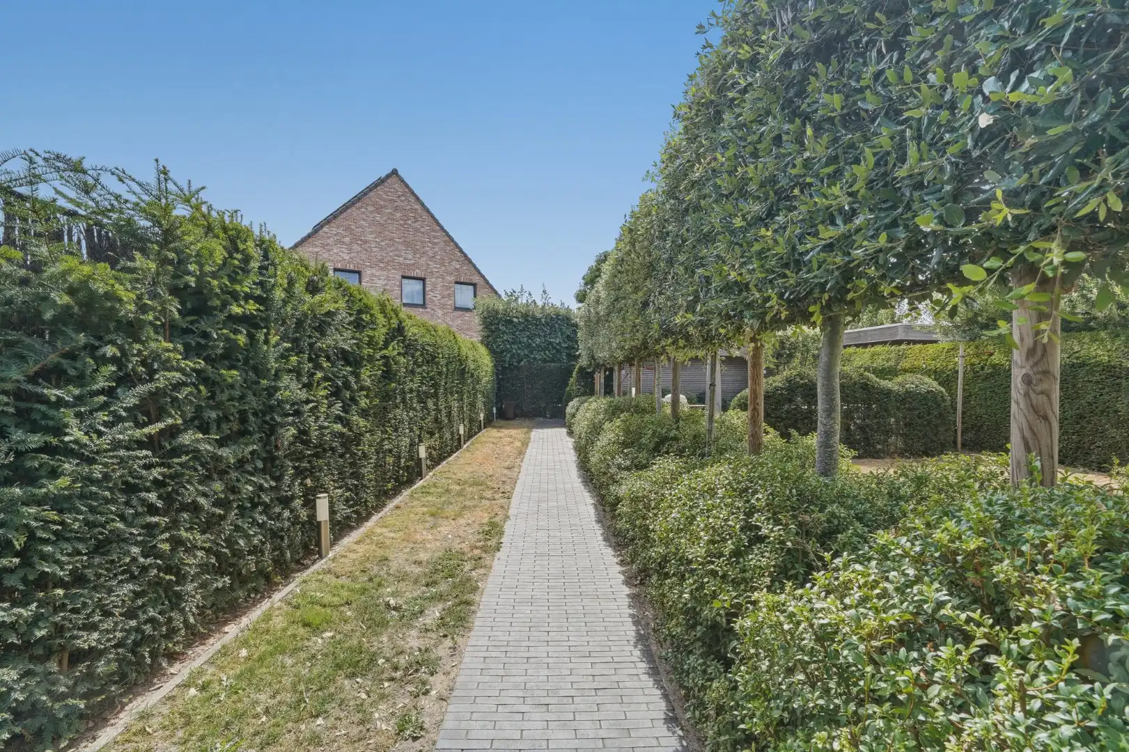 Moderne halfopen bebouwing met zonnige tuin en hoogwaardige afwerking foto 12