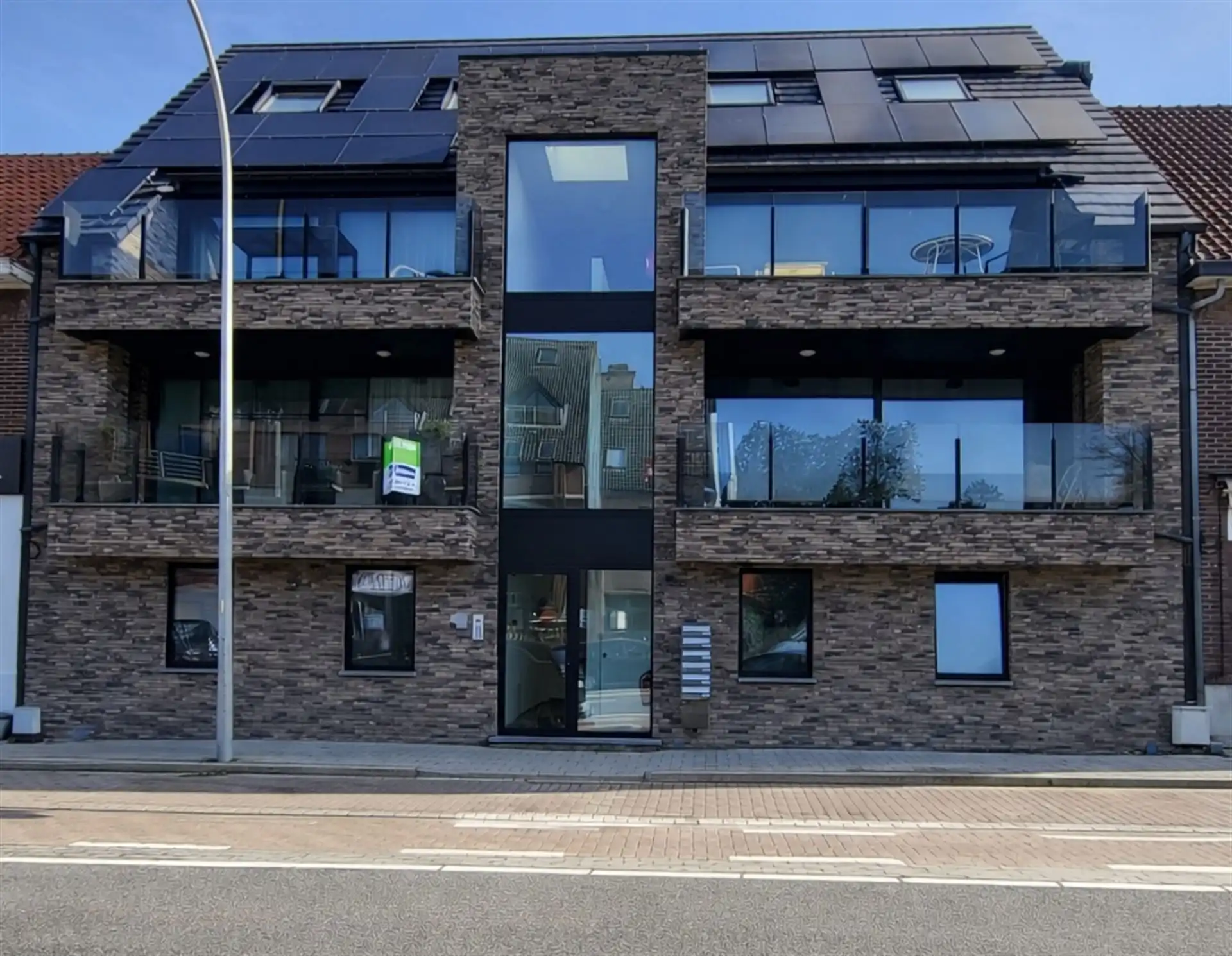 Prachtig luxueus appartement met terras, ondergrondse garage en hoogwaardige technieken op topligging nabij het centrum van Genk foto 2