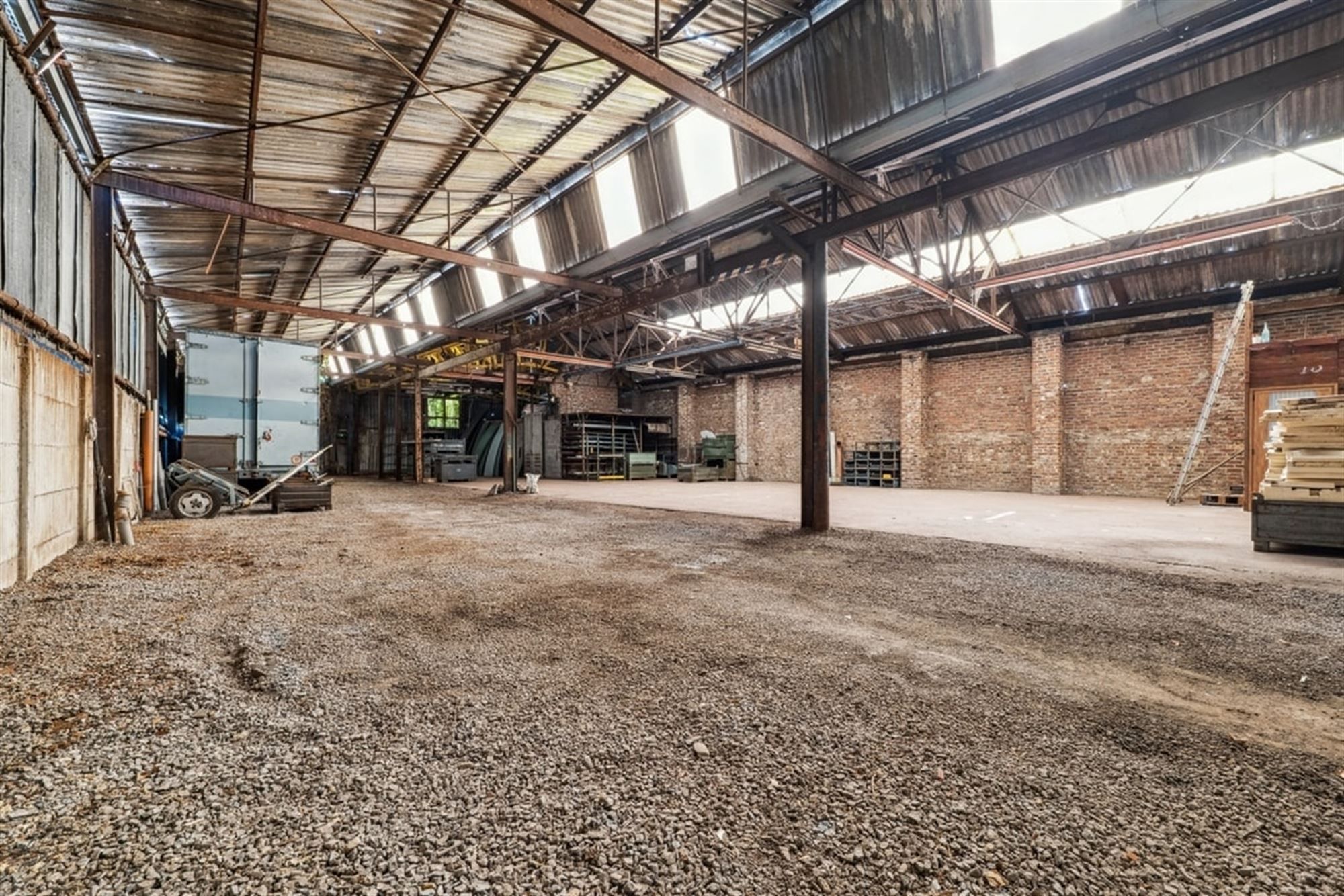 WONING MET RUIME LOODS OP EEN TOPLOCATIE IN HOESELT foto 2