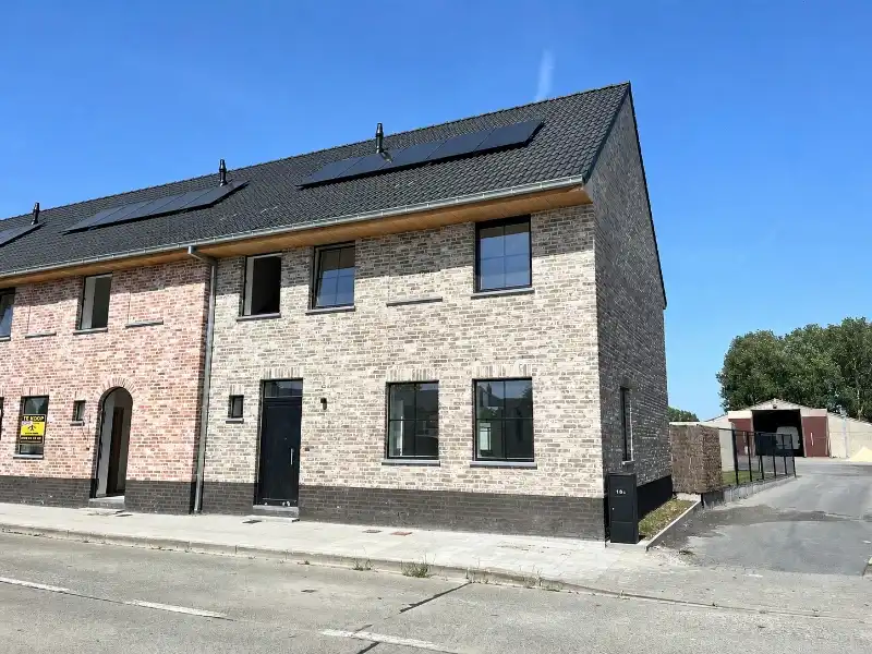 Halfopen woning met 3 slaapkamers en garage foto {{pictureIndex}}