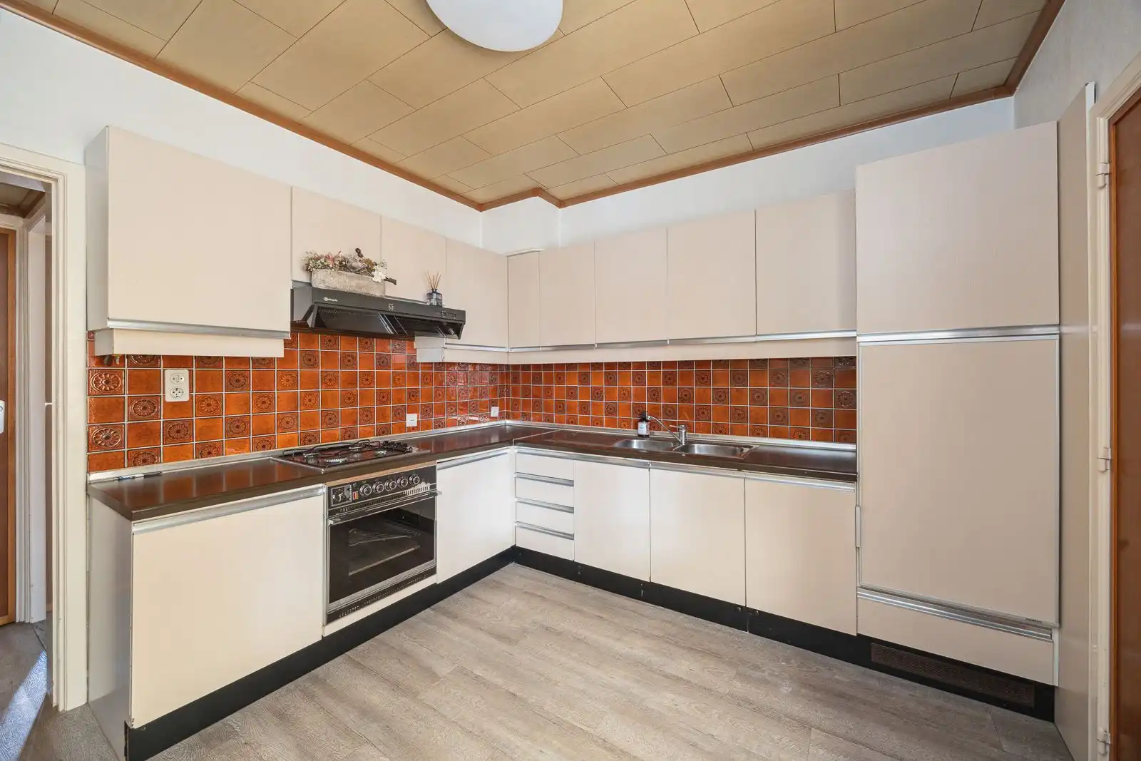 Ruime woning met renovatiepotentieel, garage en zuid tuin in Putte-Kapellen. foto 8