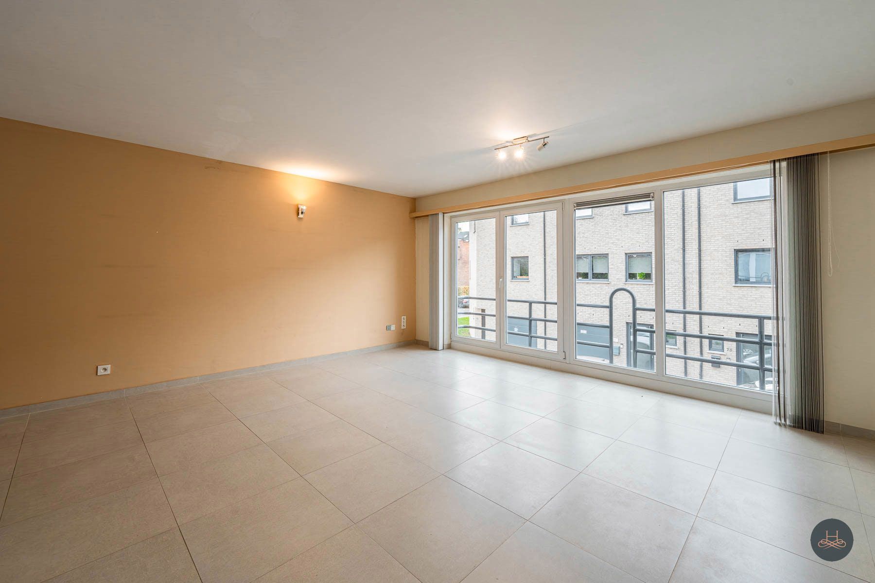 Vernieuwd 2 slaapkamer appartement met topligging foto 3