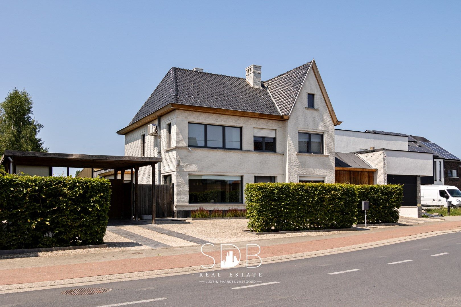 Prachtige hedendaagse villa met gezinstuin en zwembad op 1.387m² foto {{pictureIndex}}