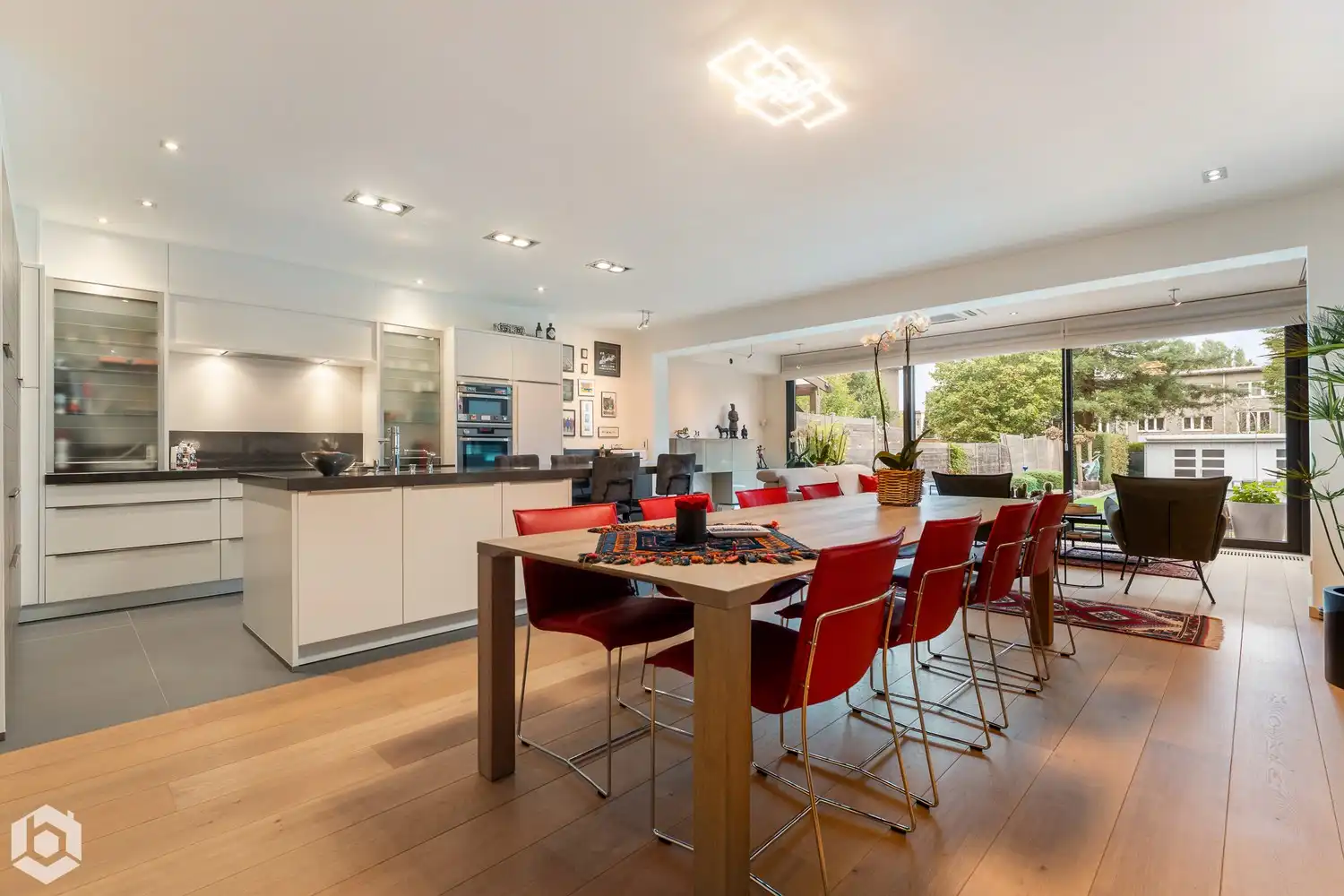 Exclusief gelijkvloers appartement met 2slpkrs, prachtige tuin en zwembad foto 7