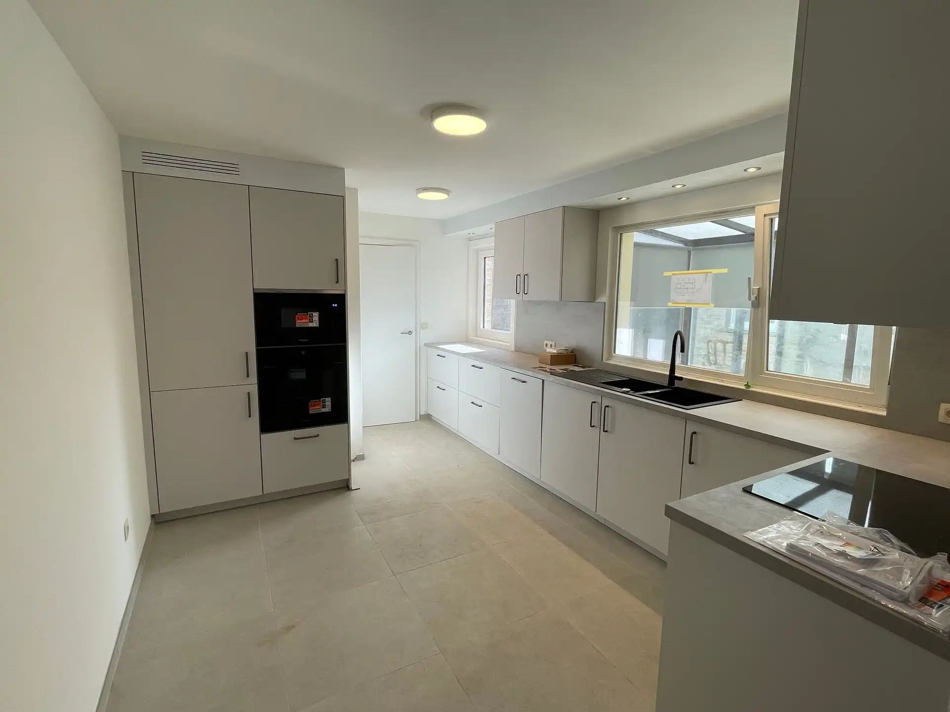 Gunstig gelegen totaal gerenoveerde woning met ruim magazijn. foto 7