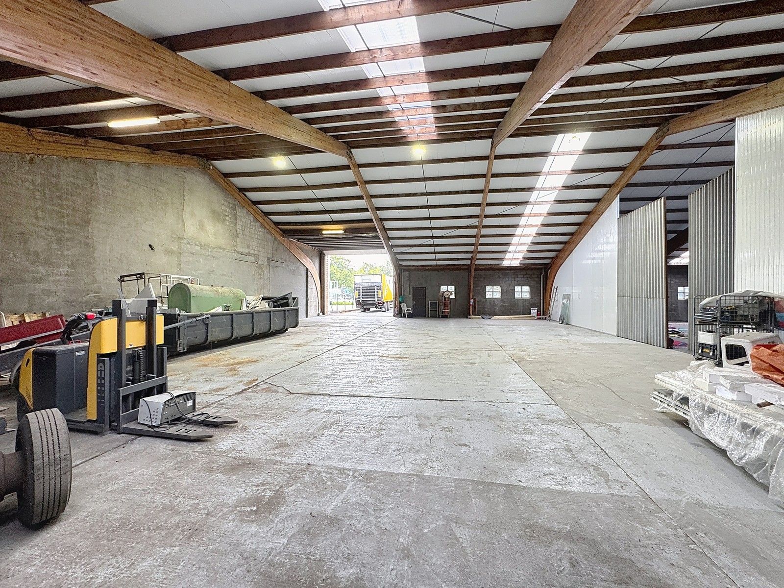 Instapklaar en geïsoleerde OPSLAGRUIMTE (384m²) met hoge sectionaalpoort op TOP-LIGGING te 8200 Brugge (Sint-Michiels)! foto 4