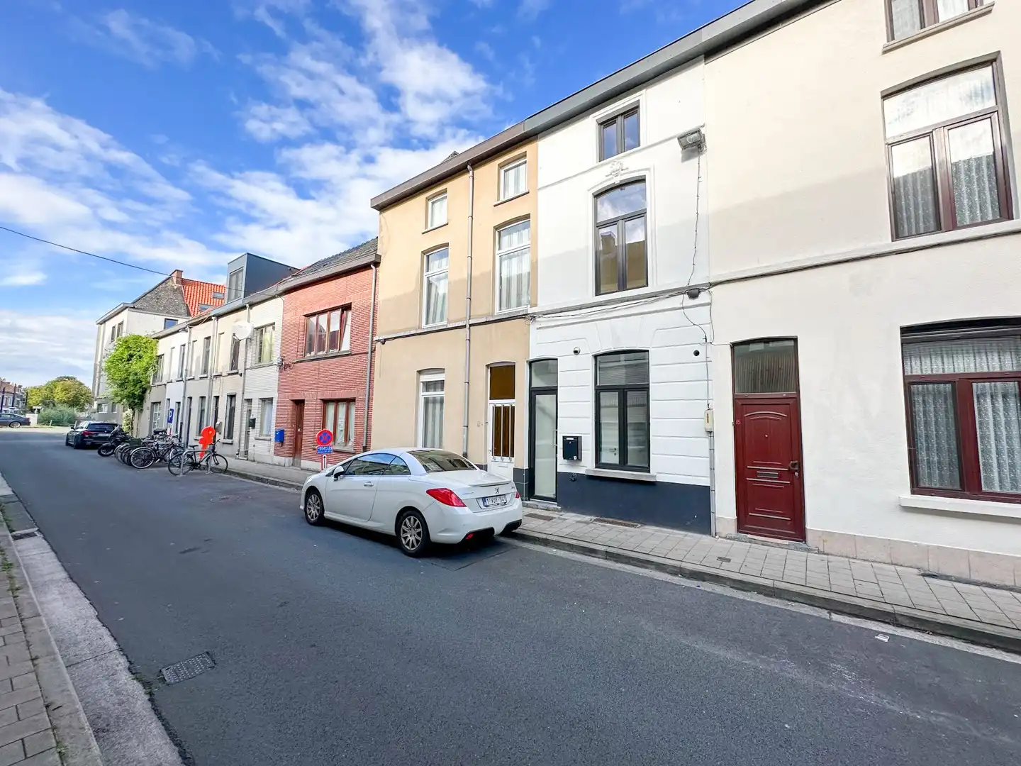 Instapklare stadswoning met 3 slaapkamers en stadskoer in Gent foto {{pictureIndex}}