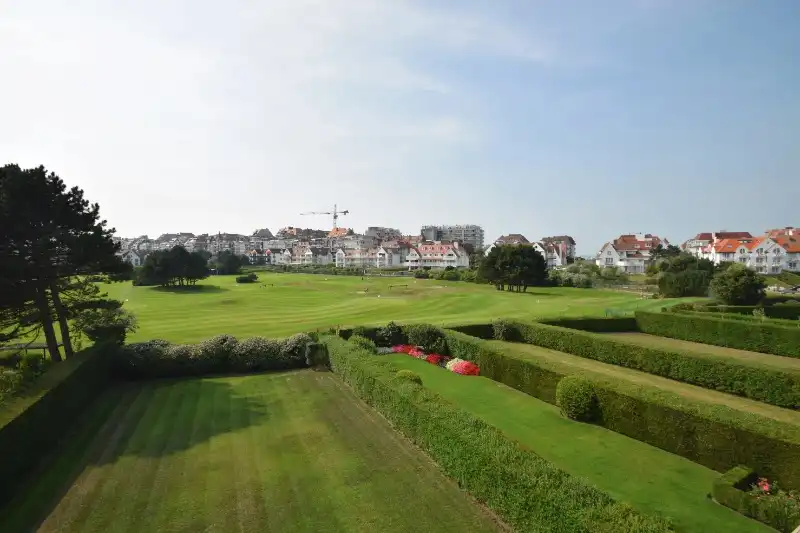 Gesloten garagebox te huur gelegen aan de Minigolf in het Zoute. foto 4