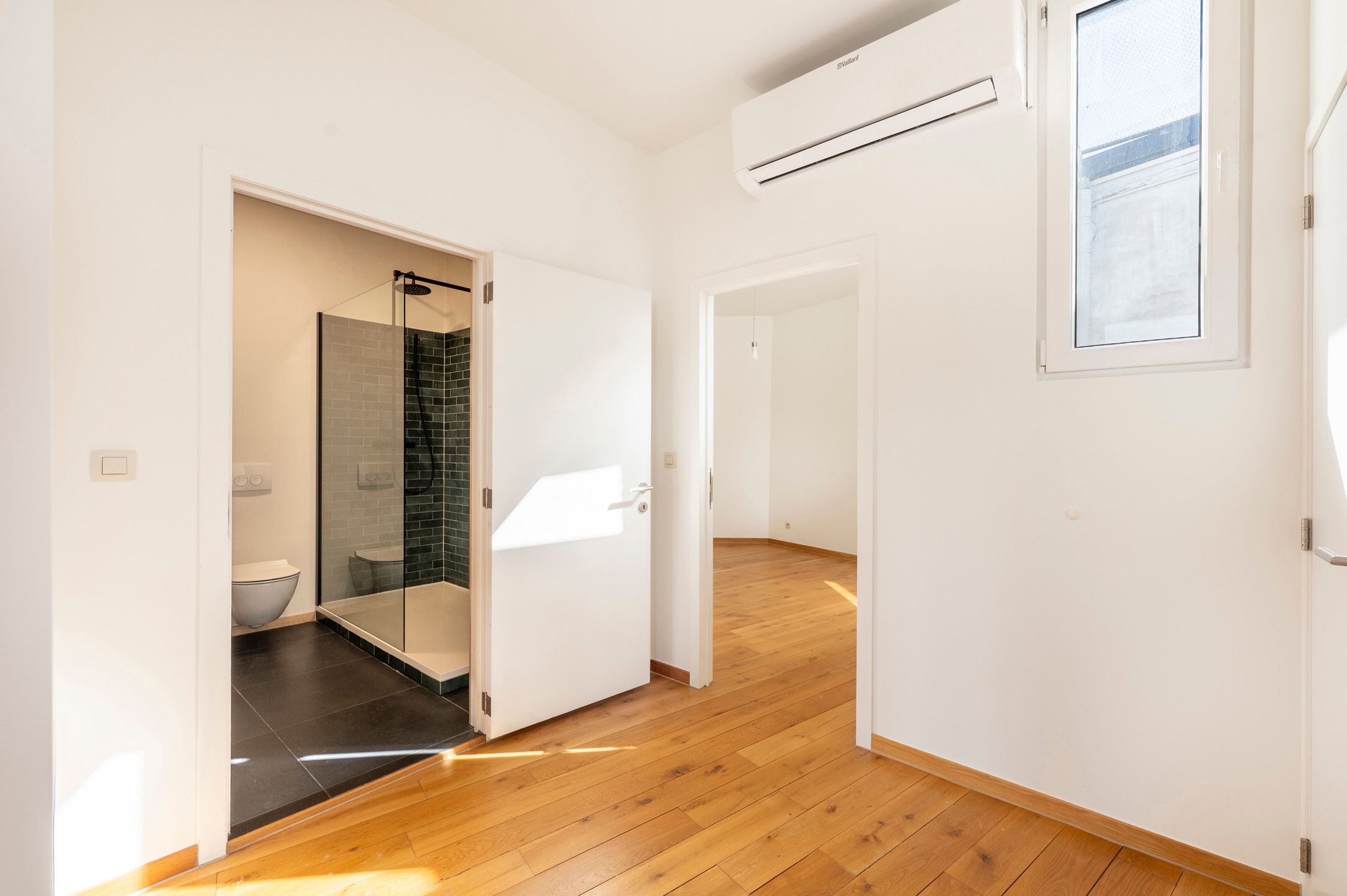 Licht, ruim en instapklaar appartement in art-deco gebouw foto 11