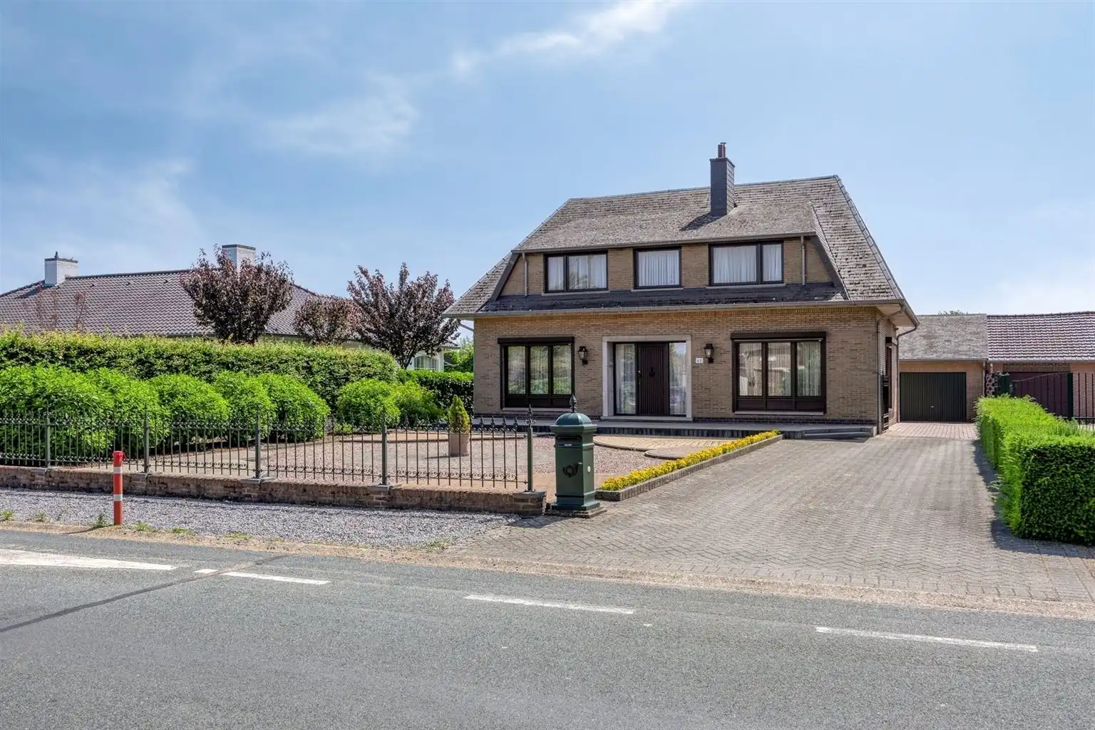 Hoofdfoto van de publicatie: Vrijstaande woning met 4 slaapkamers, ruime tuin en garage op een riant perceel van 9a99ca, rustig gelegen nabij het centrum van Maaseik. 