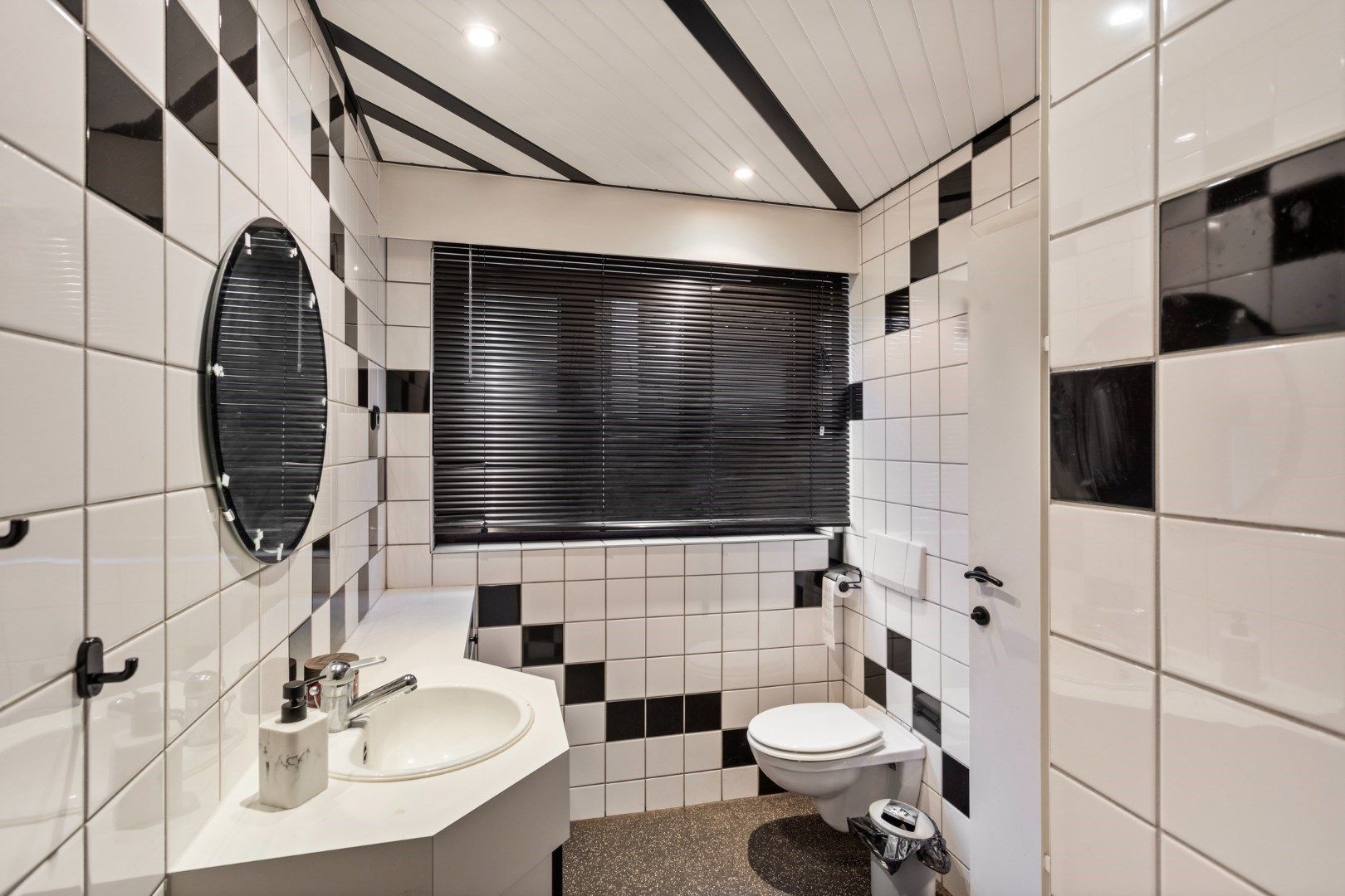 Verrassend ruime woning met knap terras en diepe tuin foto 8