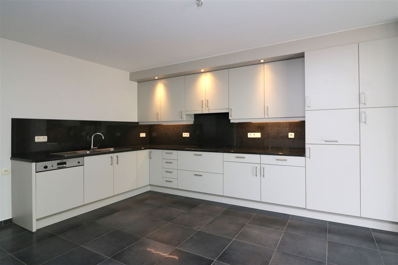 Recente woning met vier slpk, tuin, garage op rustige locatie foto 12